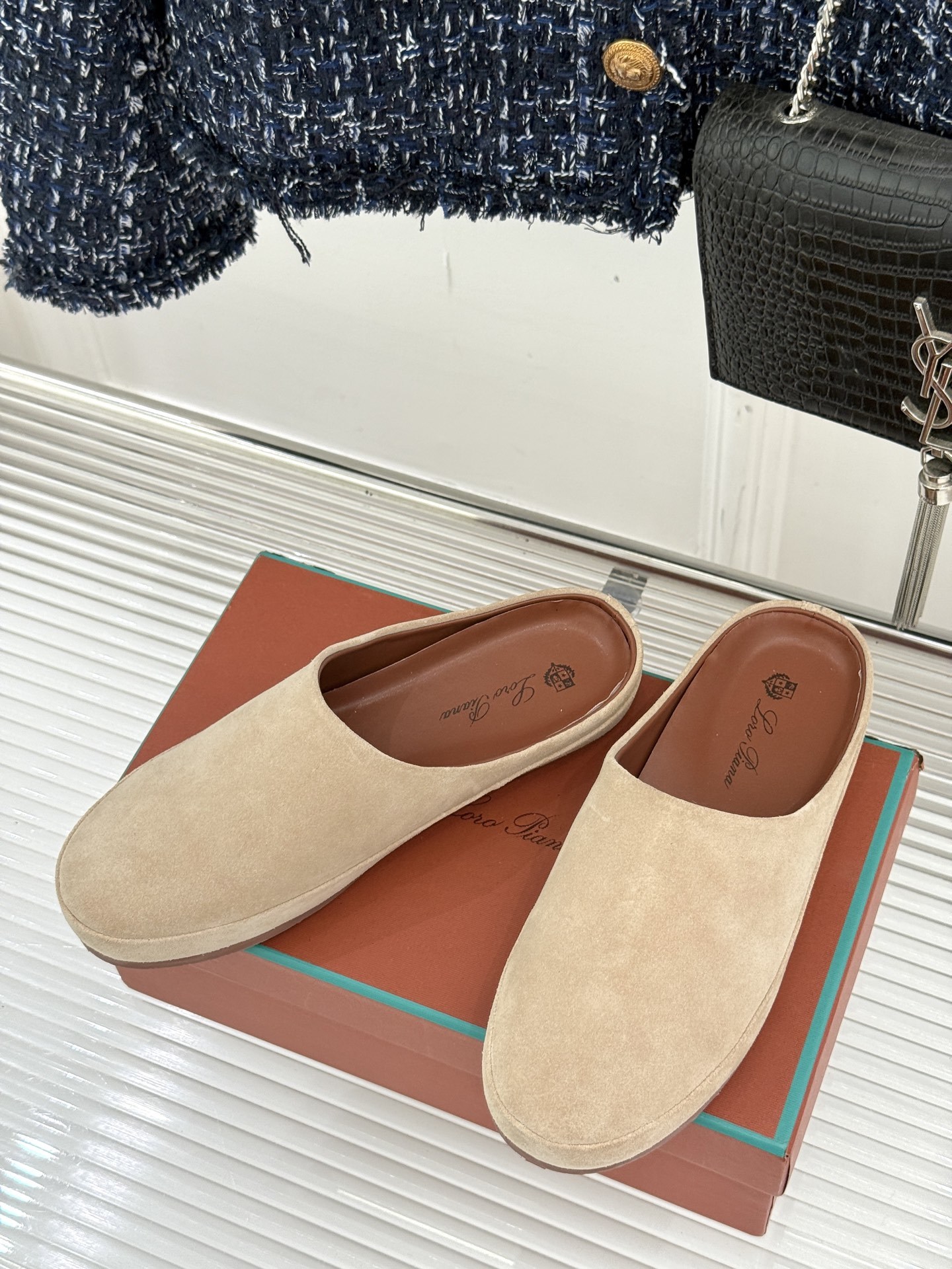 Loro Piana/LWF新品情侣款复古休闲半拖
领略意式匠心与经典格调的精妙融合。
它不只是一双鞋