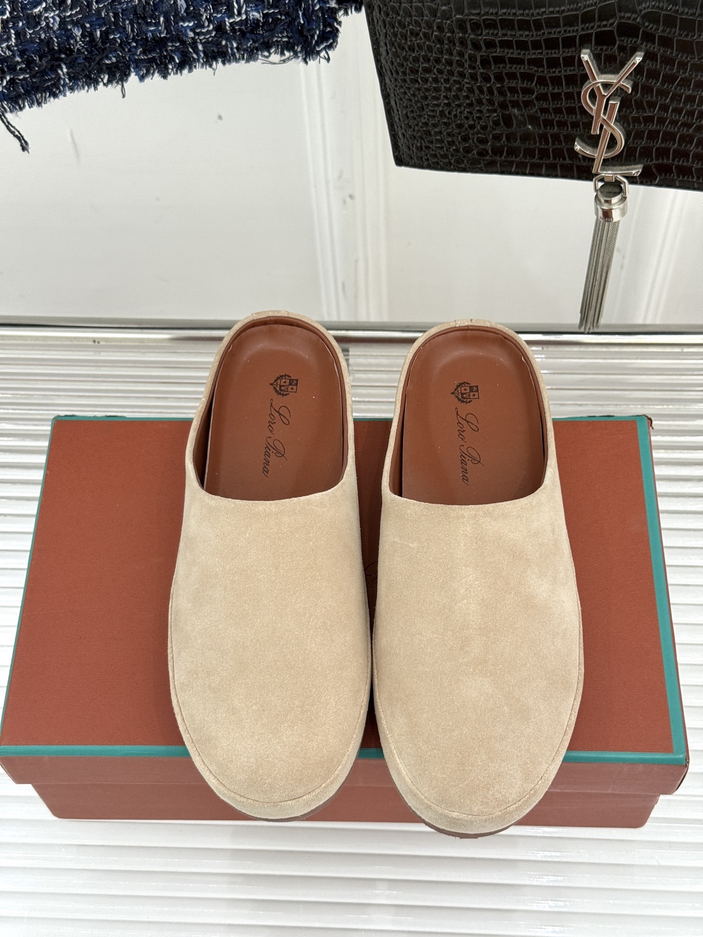 Loro Piana/LWF新品情侣款复古休闲半拖
领略意式匠心与经典格调的精妙融合。
它不只是一双鞋