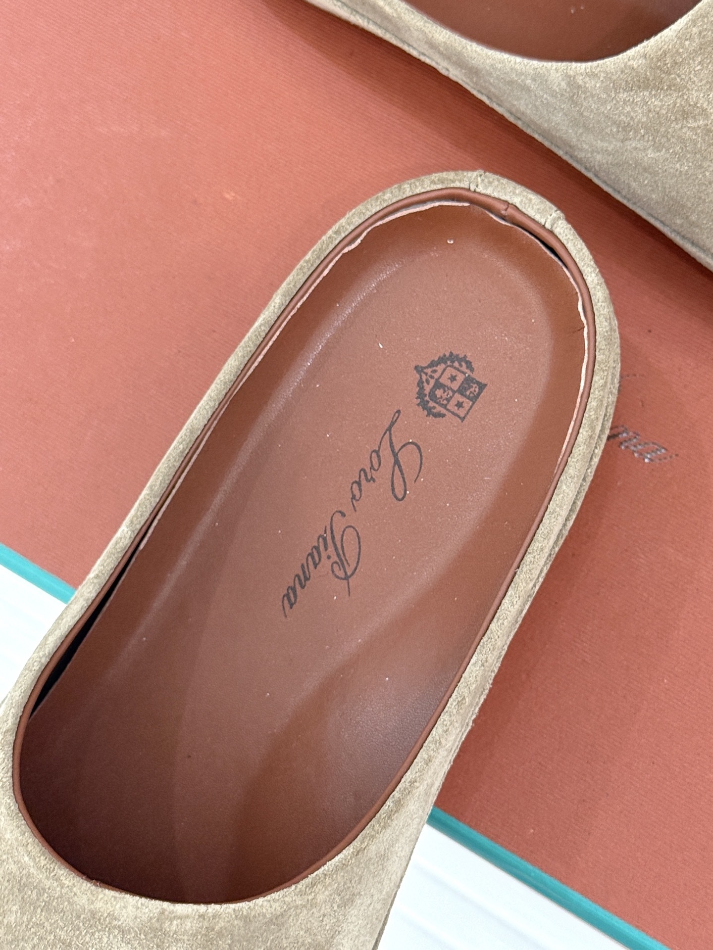 Loro Piana/LWF新品情侣款复古休闲半拖
领略意式匠心与经典格调的精妙融合。
它不只是一双鞋