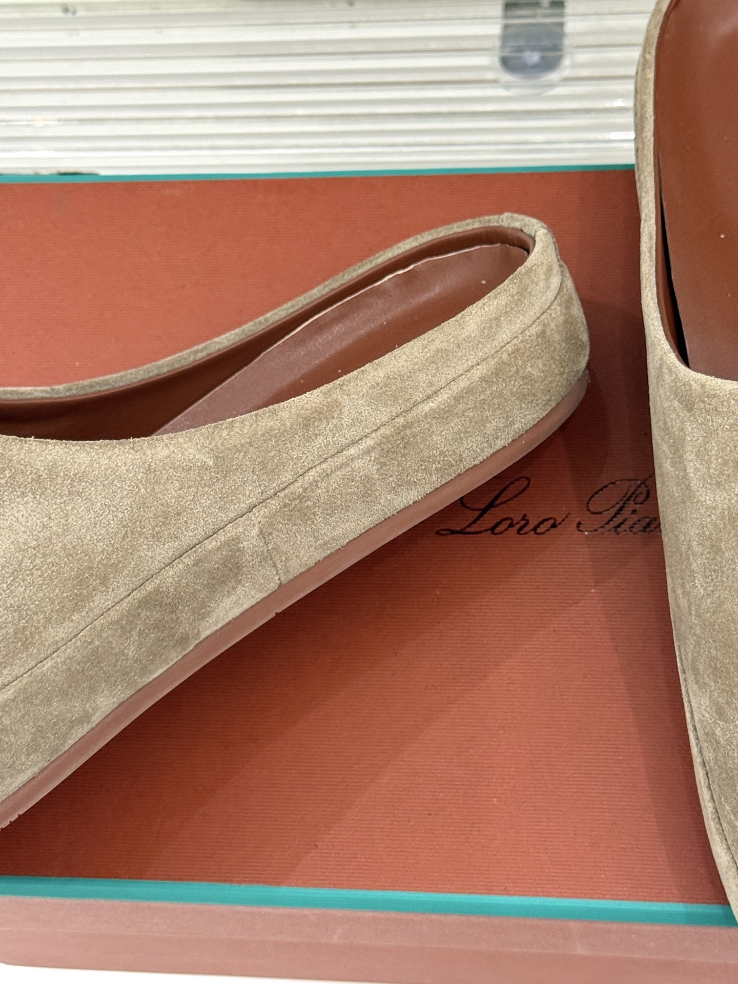 Loro Piana/LWF新品情侣款复古休闲半拖
领略意式匠心与经典格调的精妙融合。
它不只是一双鞋