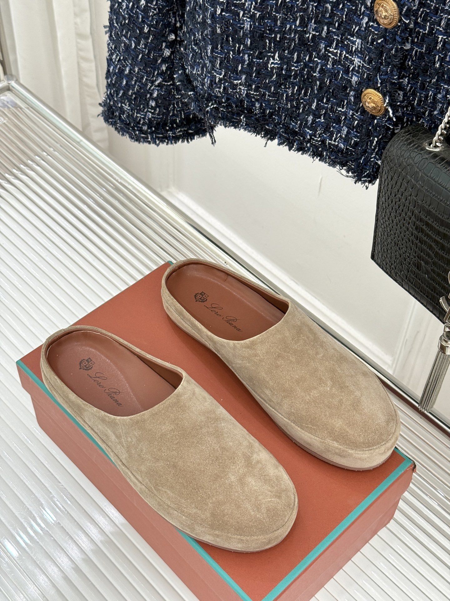Loro Piana/LWF新品情侣款复古休闲半拖
领略意式匠心与经典格调的精妙融合。
它不只是一双鞋