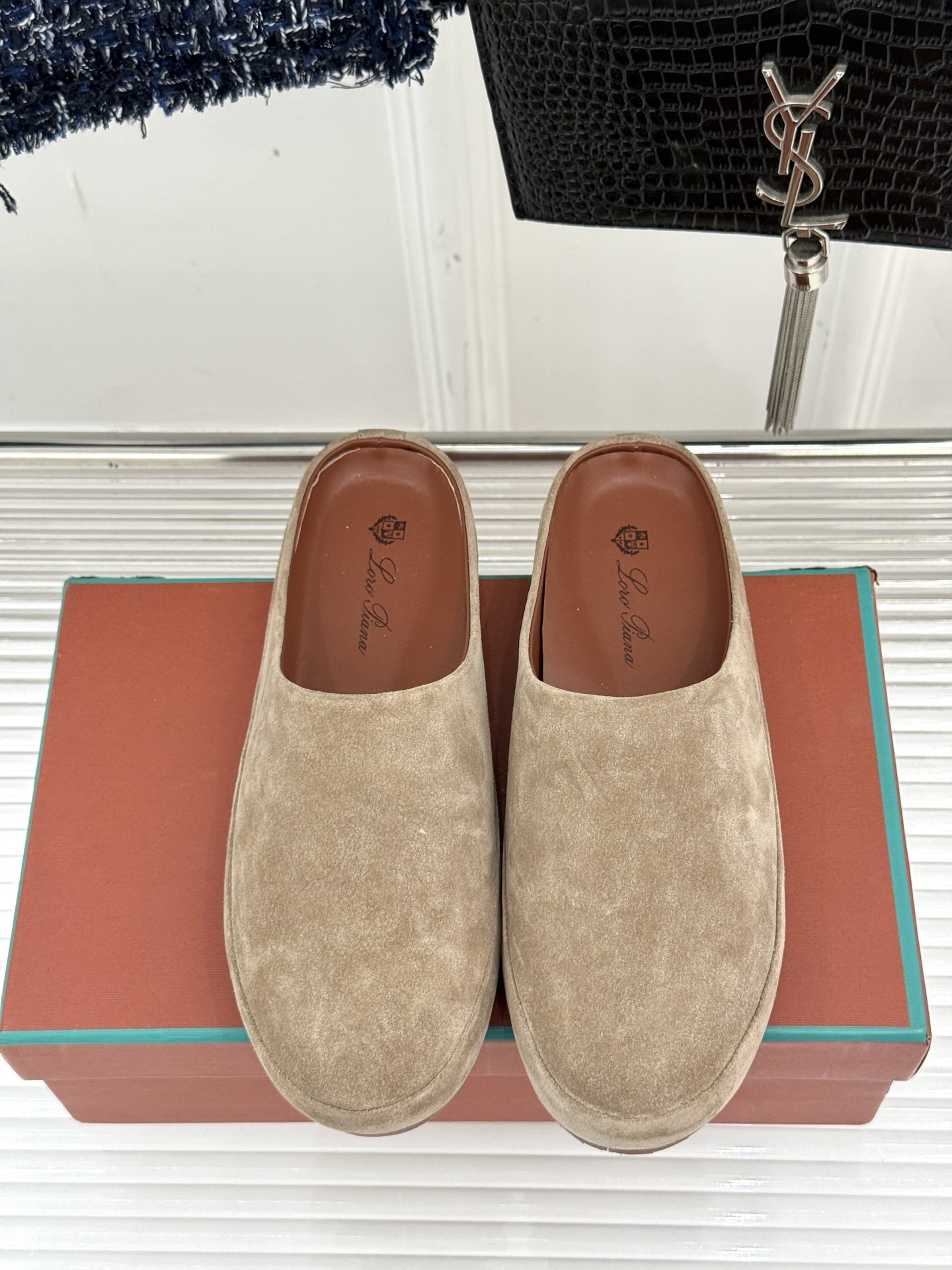 Loro Piana/LWF新品情侣款复古休闲半拖
领略意式匠心与经典格调的精妙融合。
它不只是一双鞋