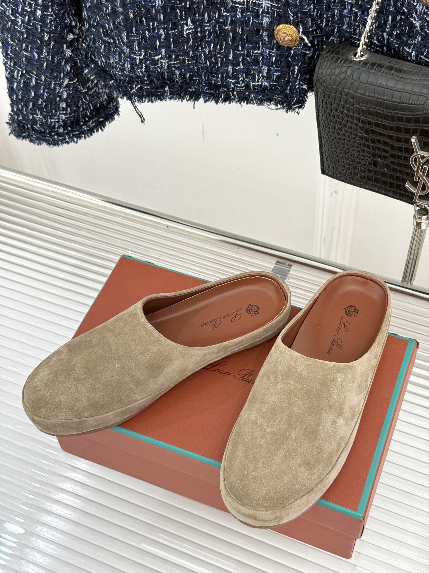 Loro Piana/LWF新品情侣款复古休闲半拖
领略意式匠心与经典格调的精妙融合。
它不只是一双鞋