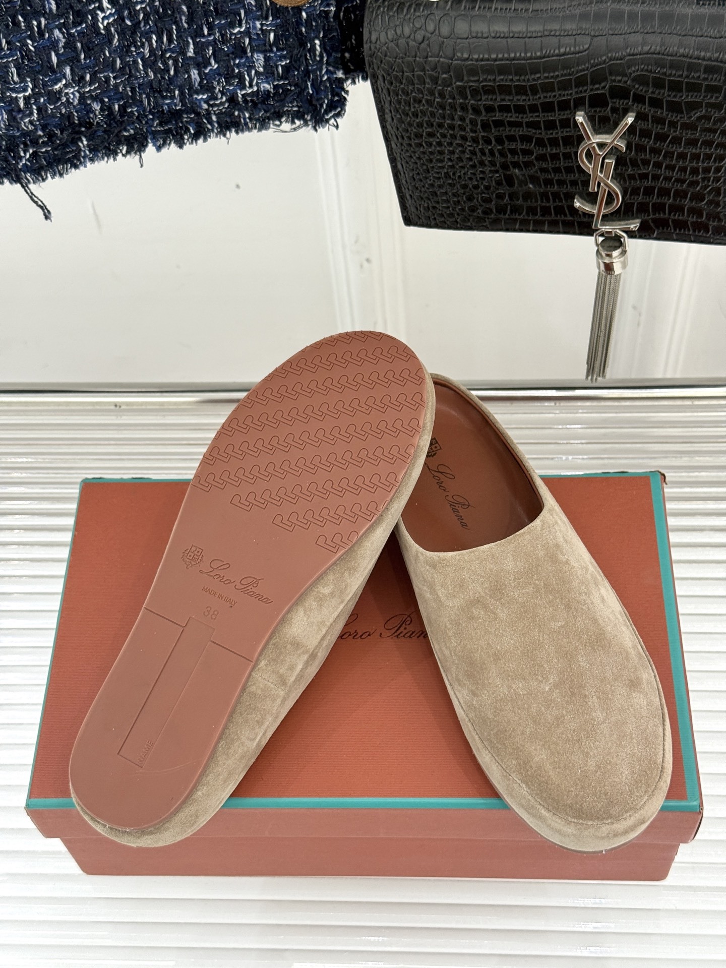 Loro Piana/LWF新品情侣款复古休闲半拖
领略意式匠心与经典格调的精妙融合。
它不只是一双鞋