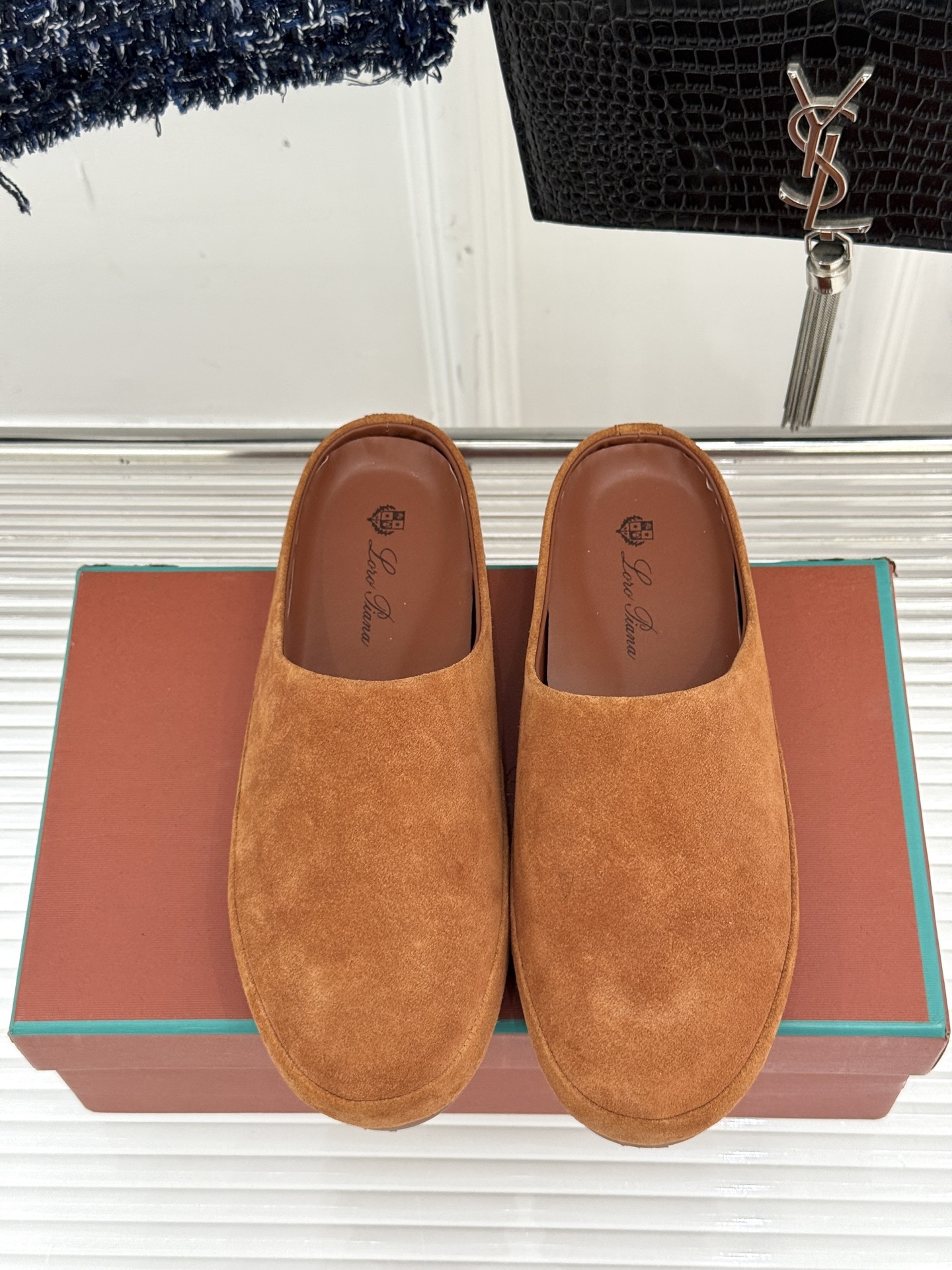 Loro Piana/LWF新品情侣款复古休闲半拖
领略意式匠心与经典格调的精妙融合。
它不只是一双鞋