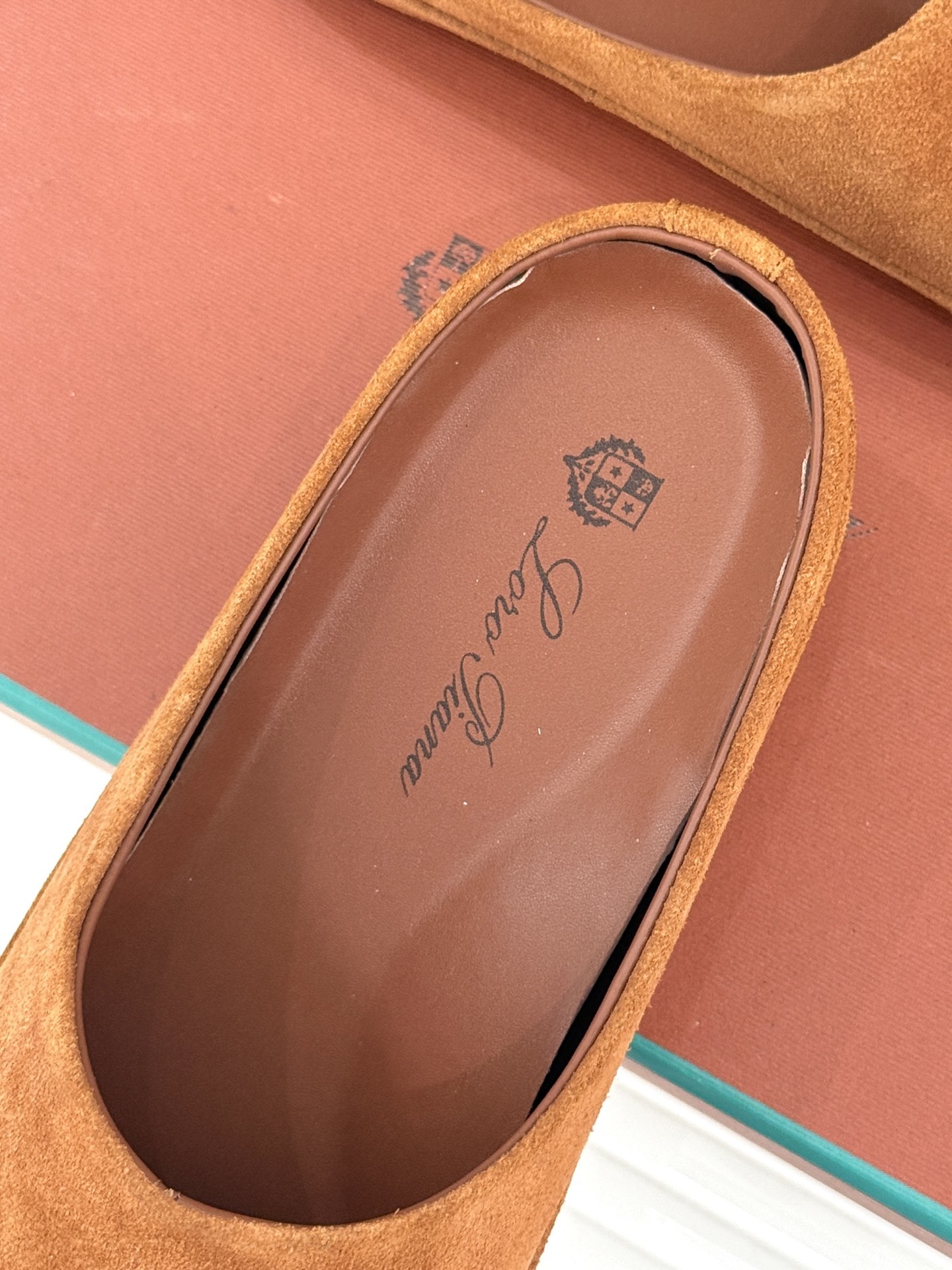 Loro Piana/LWF新品情侣款复古休闲半拖
领略意式匠心与经典格调的精妙融合。
它不只是一双鞋
