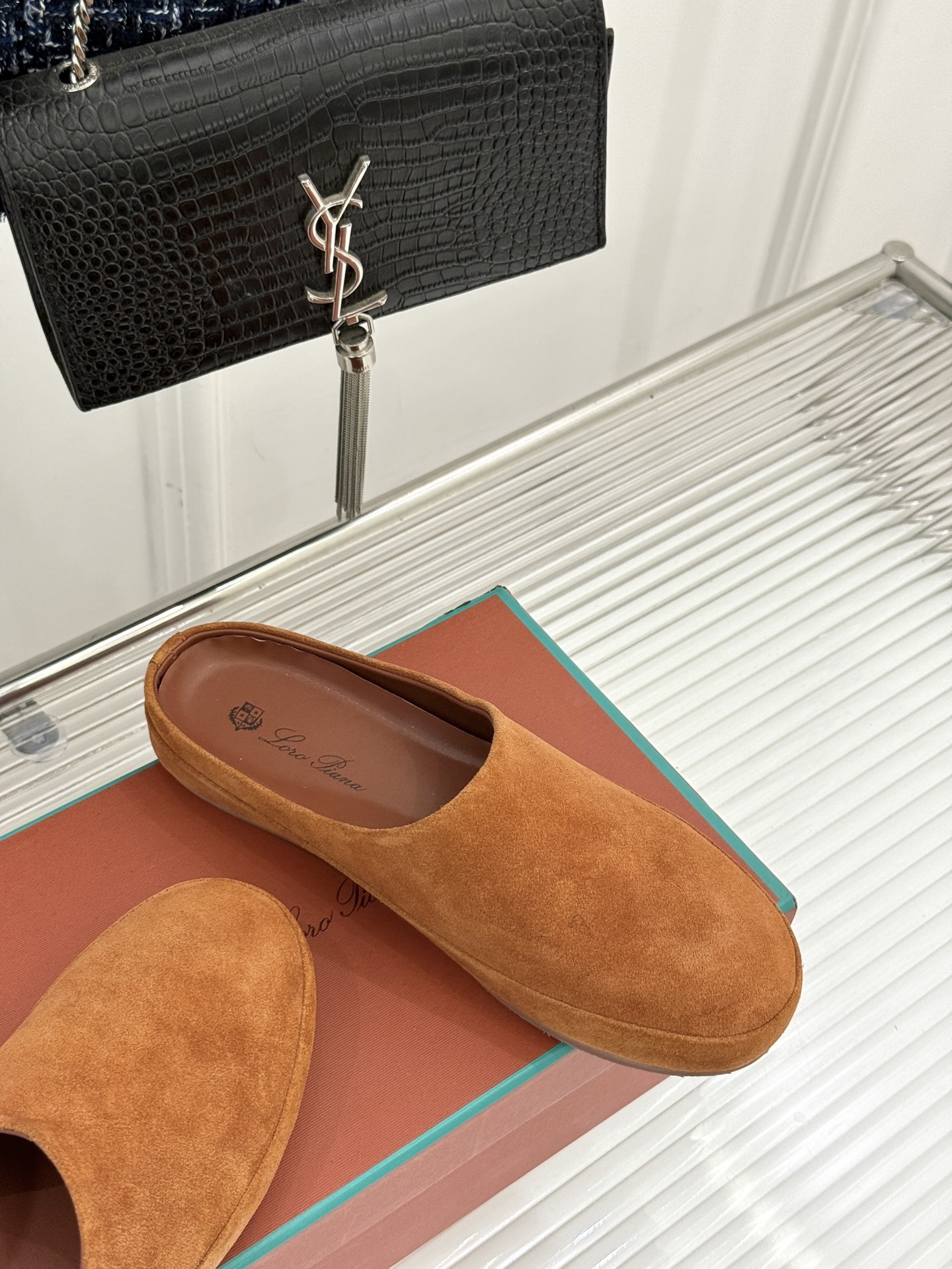 Loro Piana/LWF新品情侣款复古休闲半拖
领略意式匠心与经典格调的精妙融合。
它不只是一双鞋