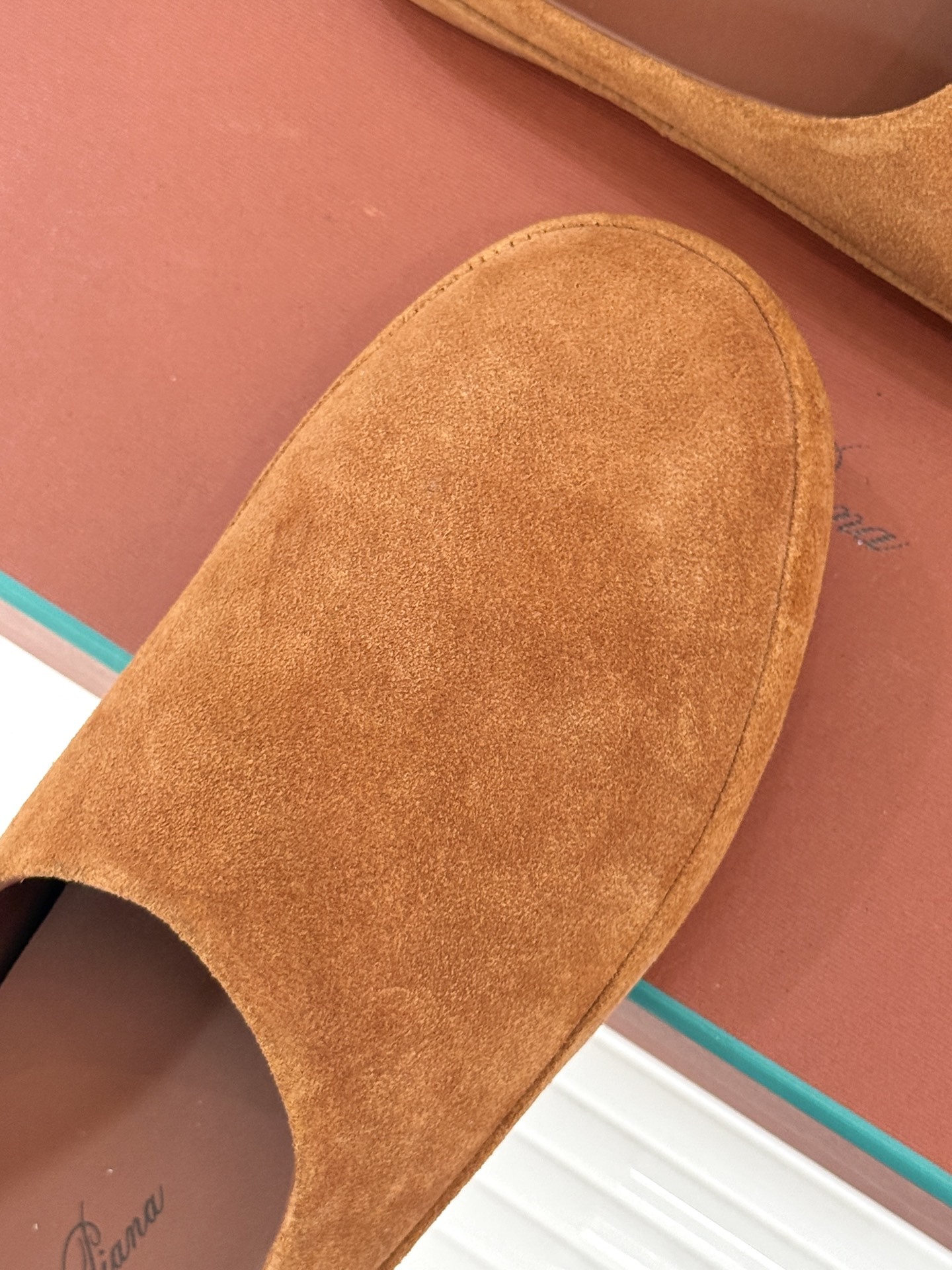 Loro Piana/LWF新品情侣款复古休闲半拖
领略意式匠心与经典格调的精妙融合。
它不只是一双鞋