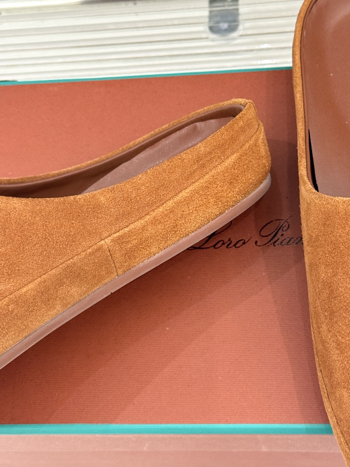 Loro Piana/LWF新品情侣款复古休闲半拖
领略意式匠心与经典格调的精妙融合。
它不只是一双鞋