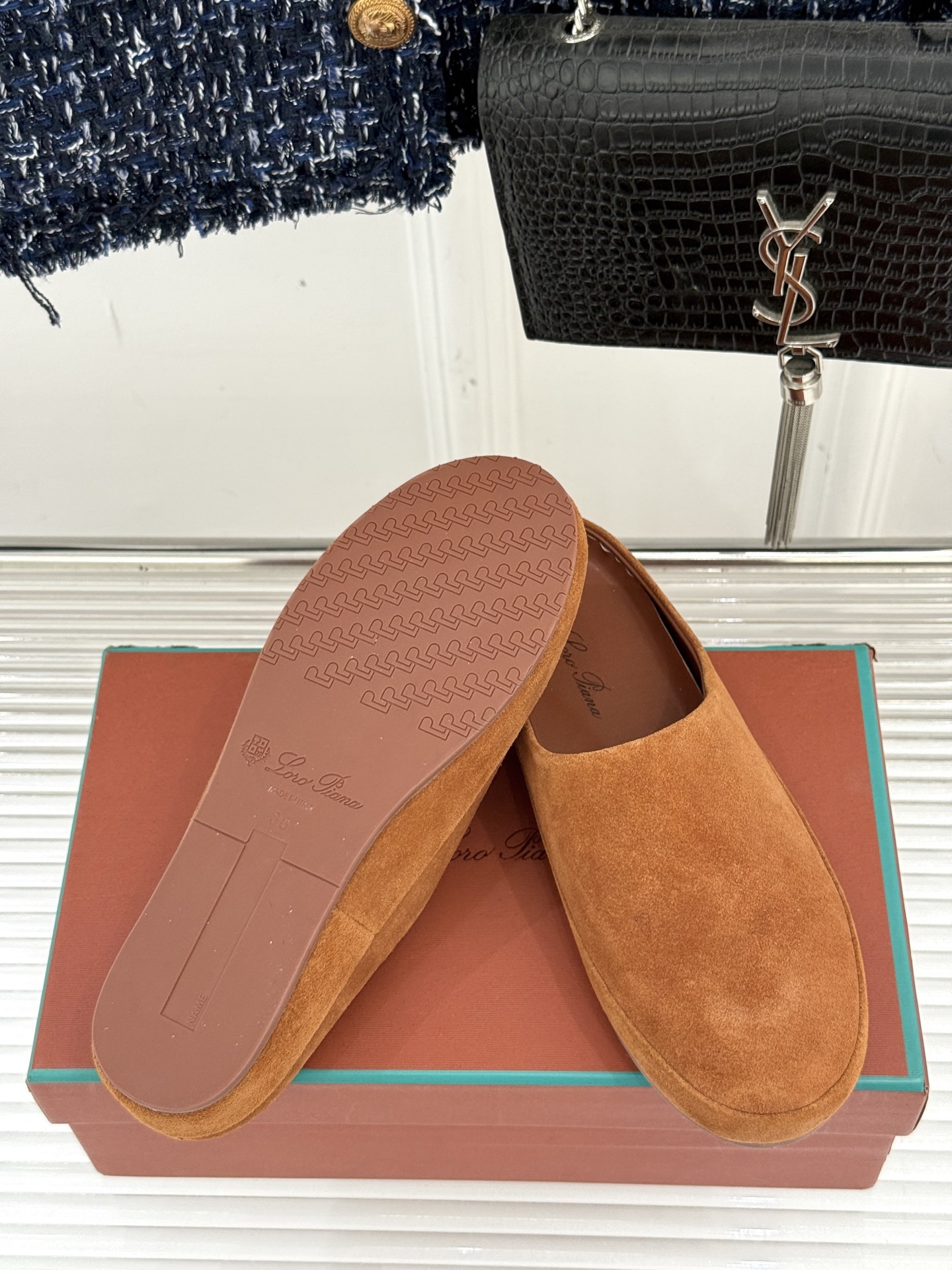 Loro Piana/LWF新品情侣款复古休闲半拖
领略意式匠心与经典格调的精妙融合。
它不只是一双鞋
