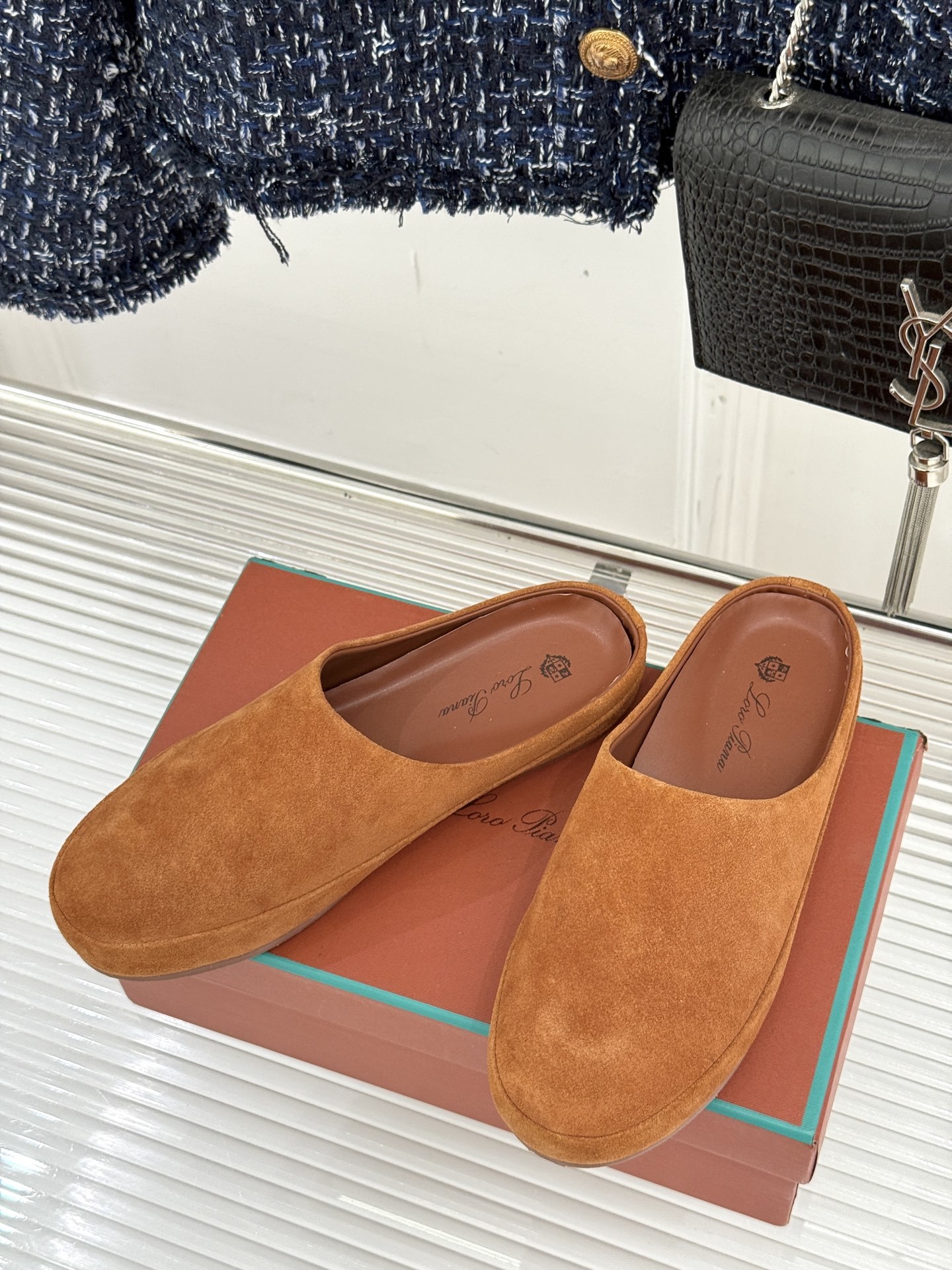 Loro Piana/LWF新品情侣款复古休闲半拖
领略意式匠心与经典格调的精妙融合。
它不只是一双鞋