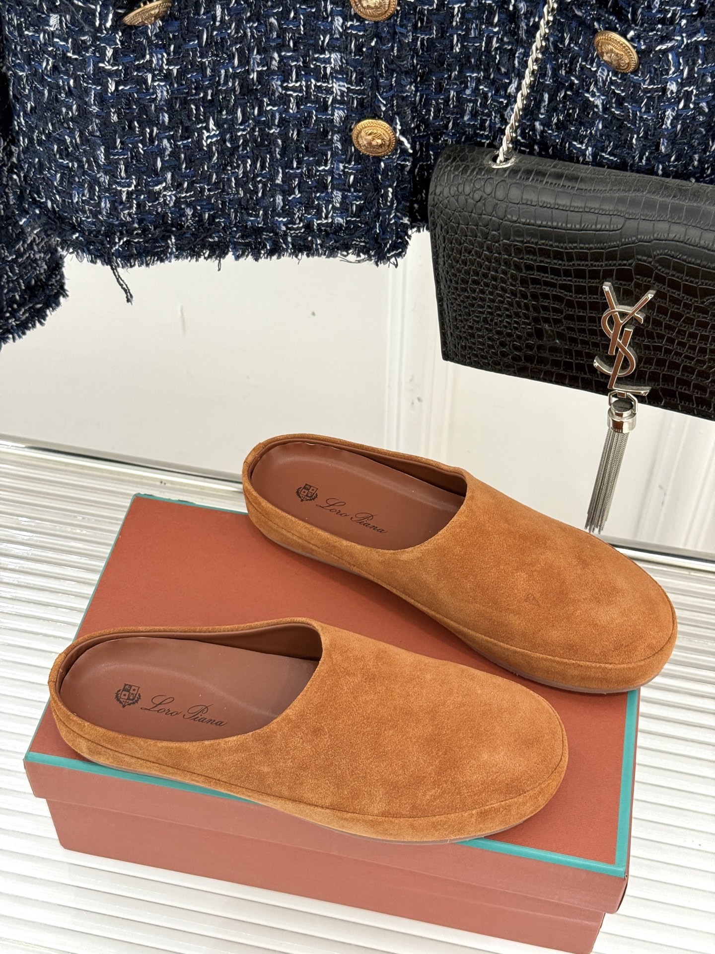 Loro Piana/LWF新品情侣款复古休闲半拖
领略意式匠心与经典格调的精妙融合。
它不只是一双鞋