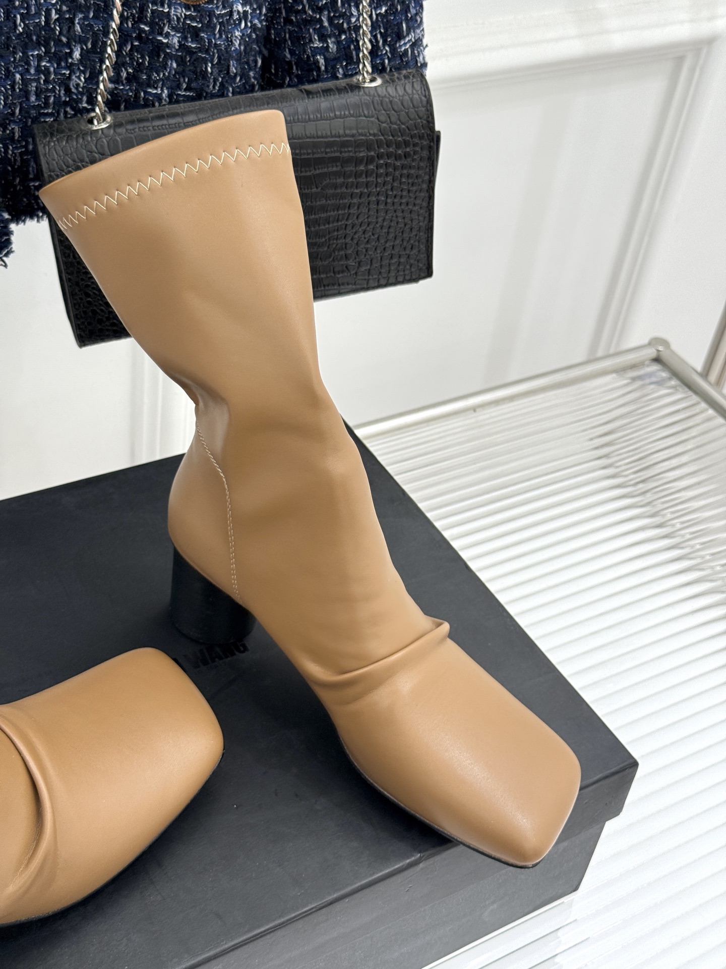 Uma WANG25WF Sheepskin Boots: Innovative Design for Unique Fashion Statement. - 图片 3