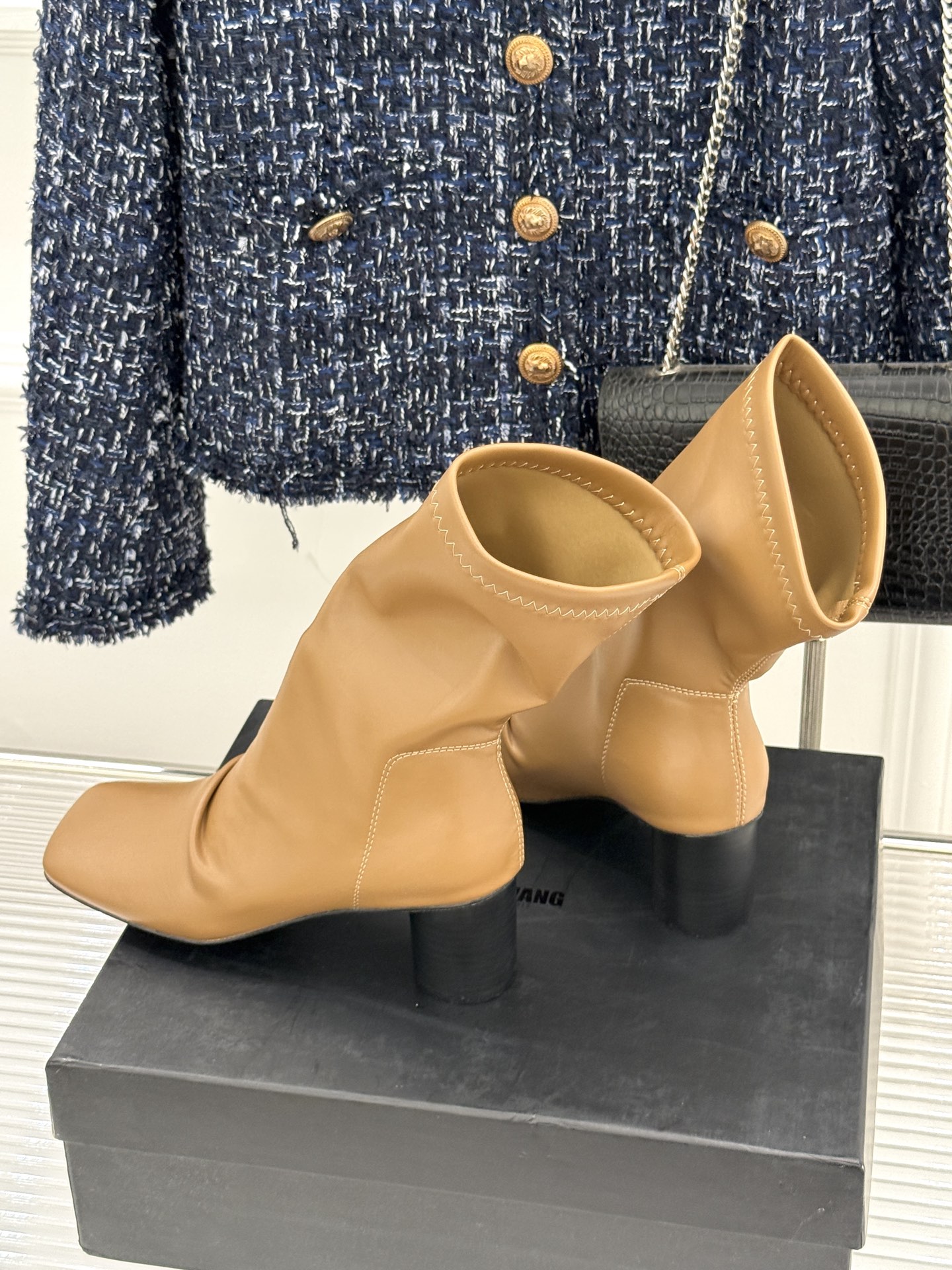 Uma WANG25WF Sheepskin Boots: Innovative Design for Unique Fashion Statement. - 图片 6