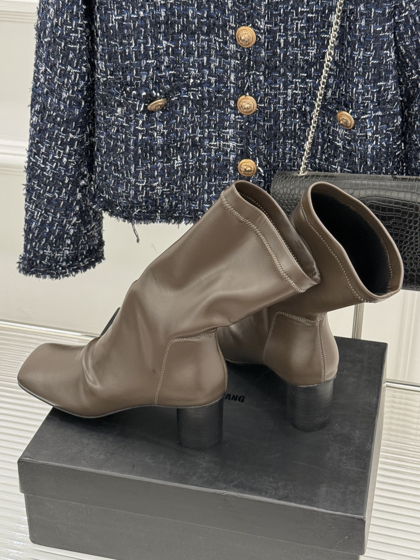 Uma WANG25WF Winter Boots: Innovative Design with Sheep Skin, Custom Fabric, and Unique Style. - 图片 6