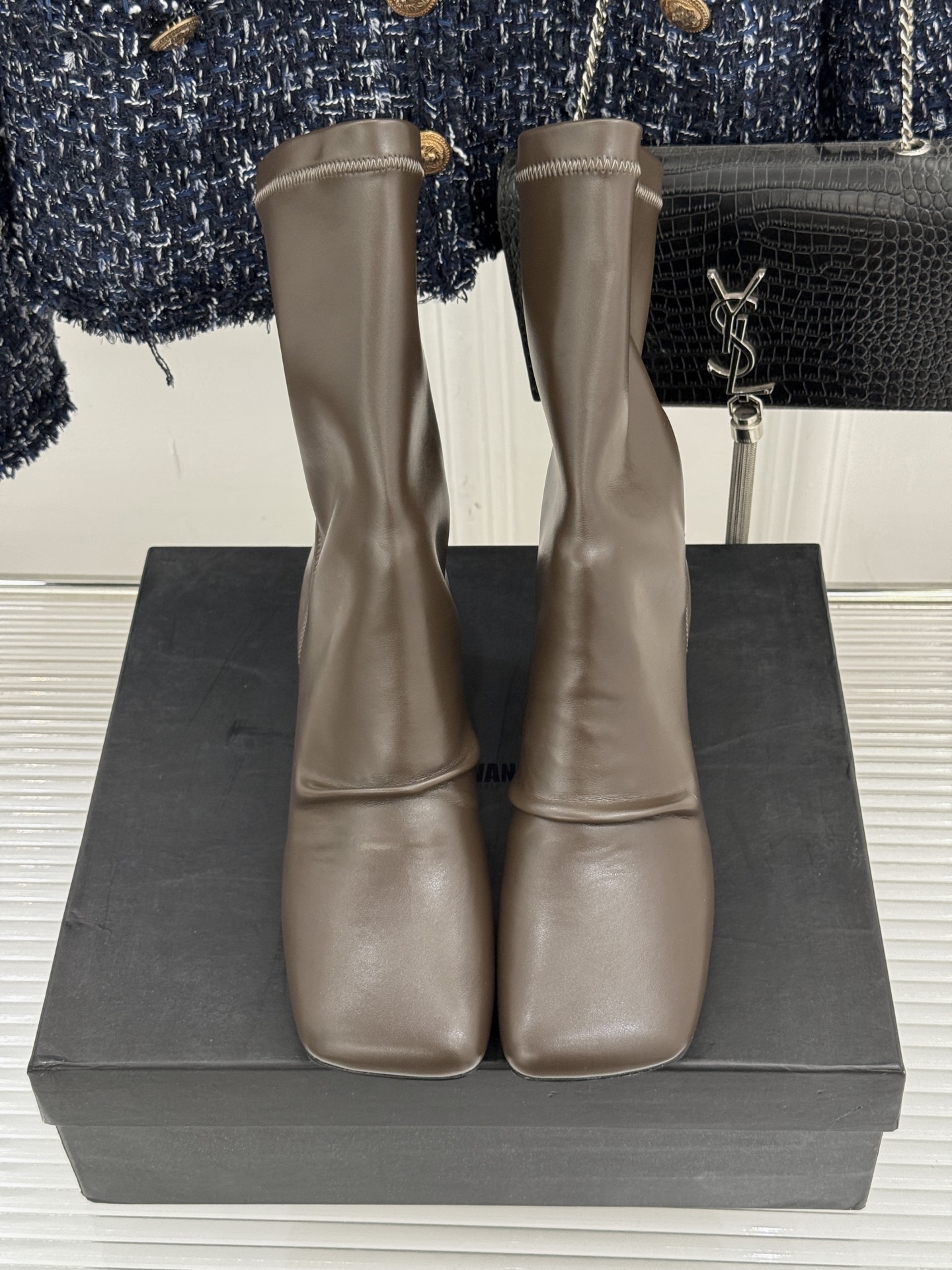 Uma WANG25WF Winter Boots: Innovative Design with Sheep Skin, Custom Fabric, and Unique Style. - 图片 4