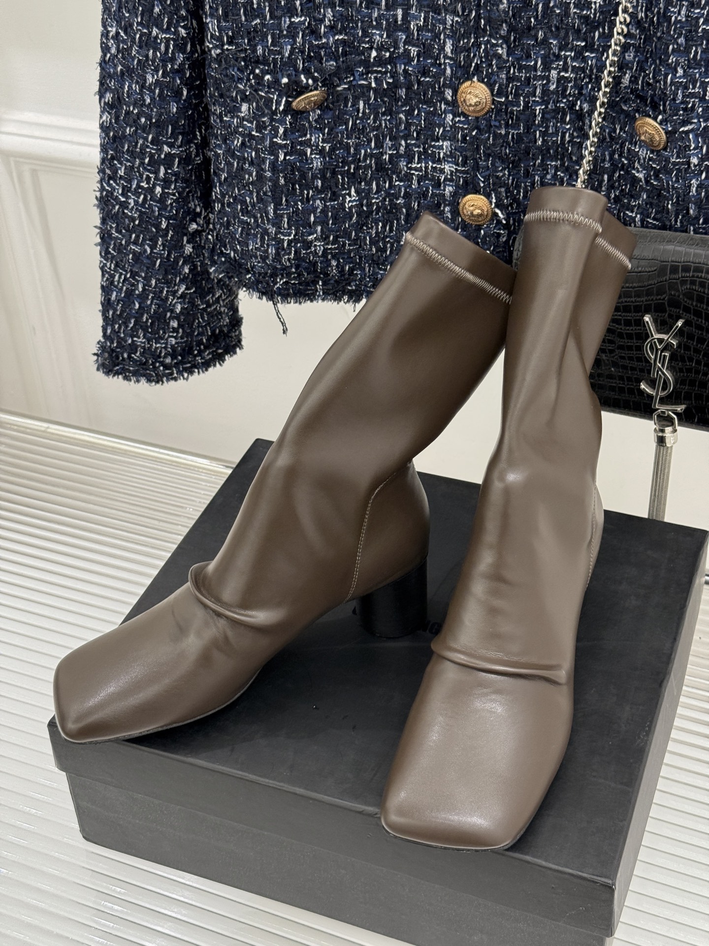 Uma WANG25WF Winter Boots: Innovative Design with Sheep Skin, Custom Fabric, and Unique Style. - 图片 2