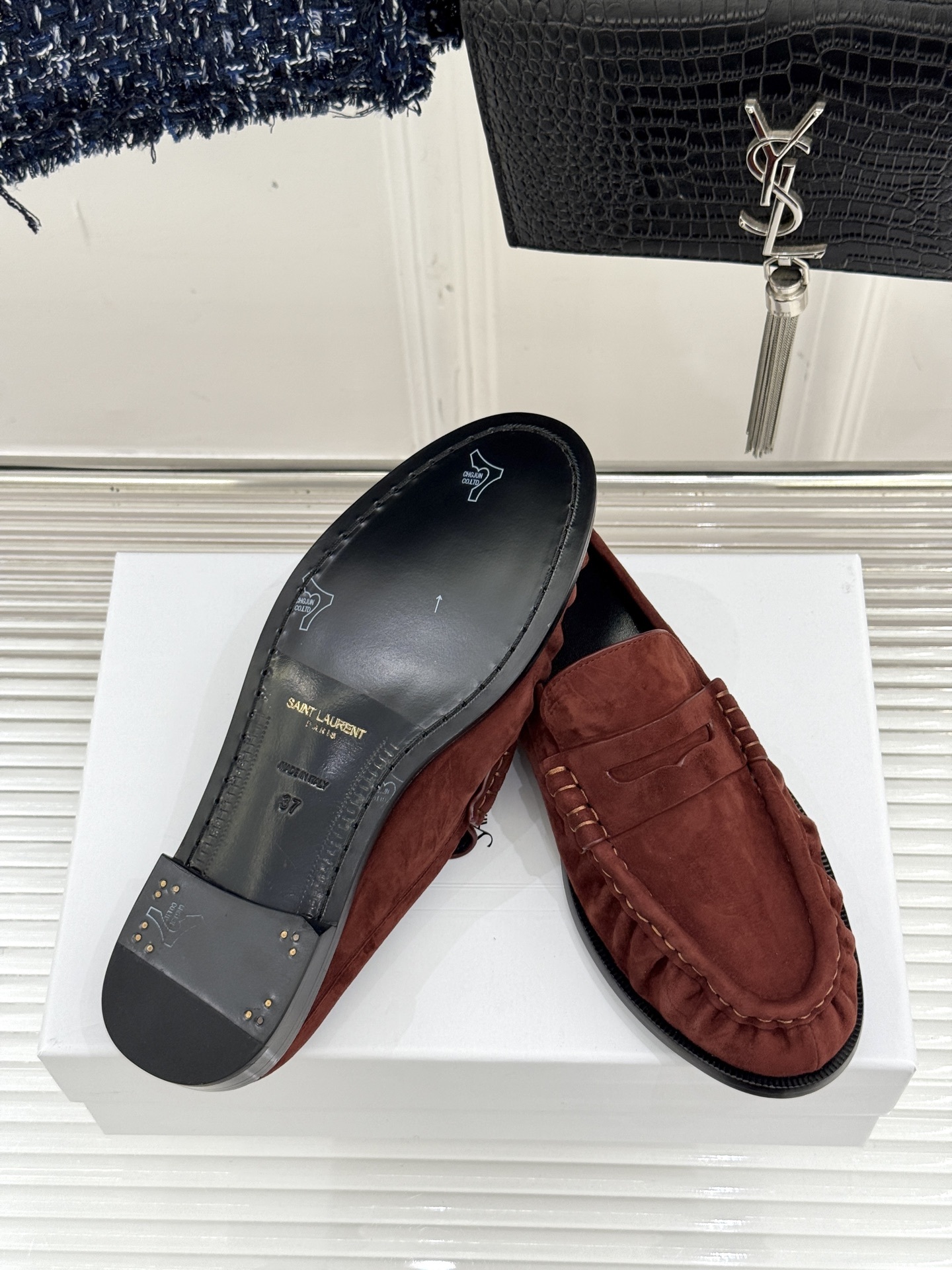 (备注:飞机盒加10)
Saint Lauren*YSL圣罗兰25ss新品
YSL小logo乐福鞋半拖