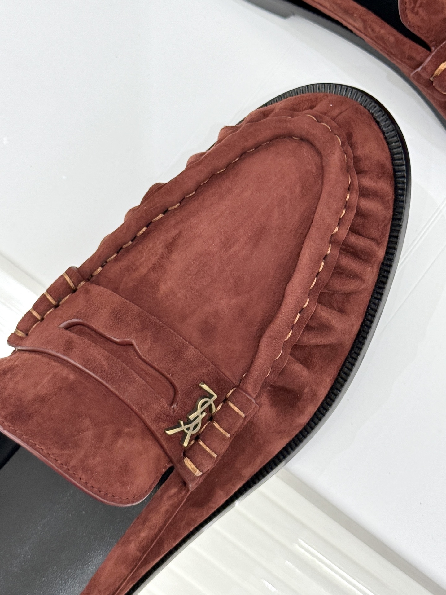 (备注:飞机盒加10)
Saint Lauren*YSL圣罗兰25ss新品
YSL小logo乐福鞋半拖