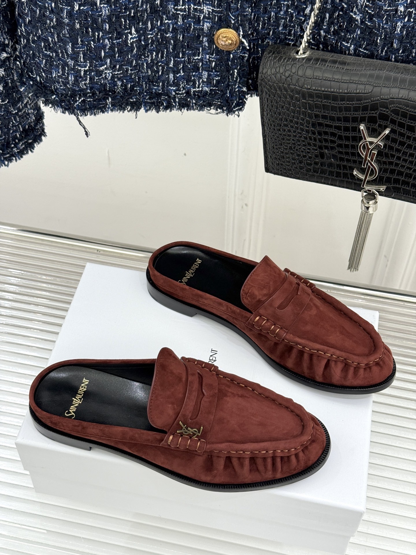 (备注:飞机盒加10)
Saint Lauren*YSL圣罗兰25ss新品
YSL小logo乐福鞋半拖