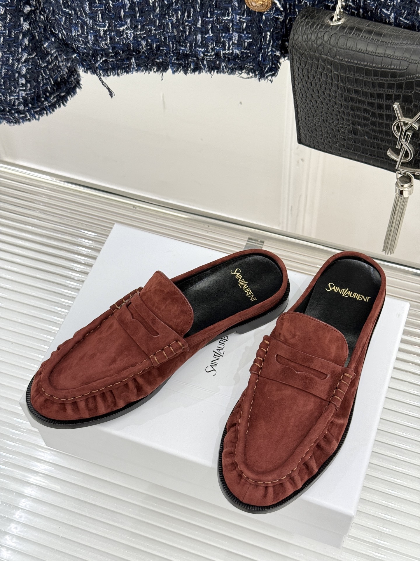 (备注:飞机盒加10)
Saint Lauren*YSL圣罗兰25ss新品
YSL小logo乐福鞋半拖