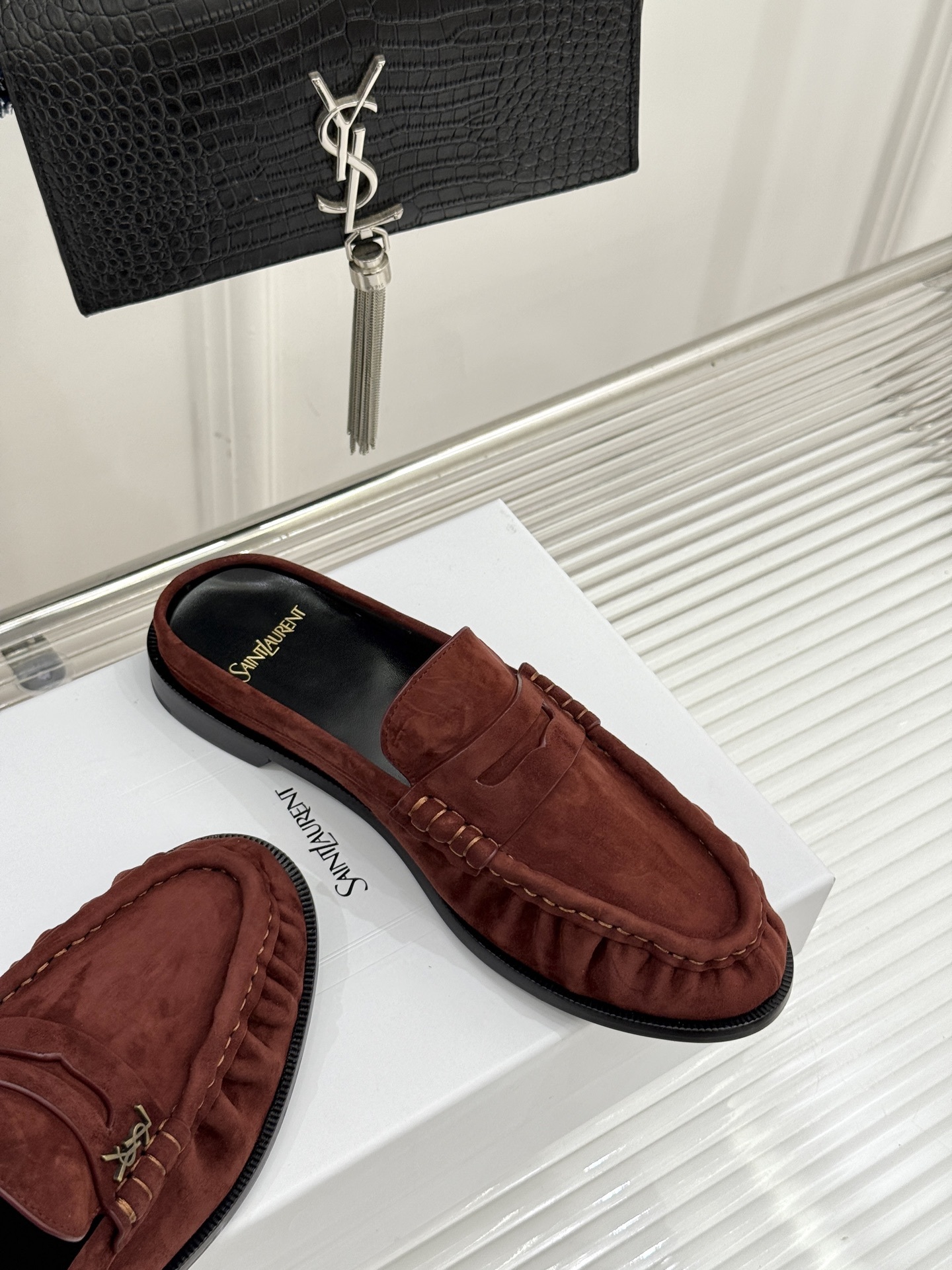 (备注:飞机盒加10)
Saint Lauren*YSL圣罗兰25ss新品
YSL小logo乐福鞋半拖