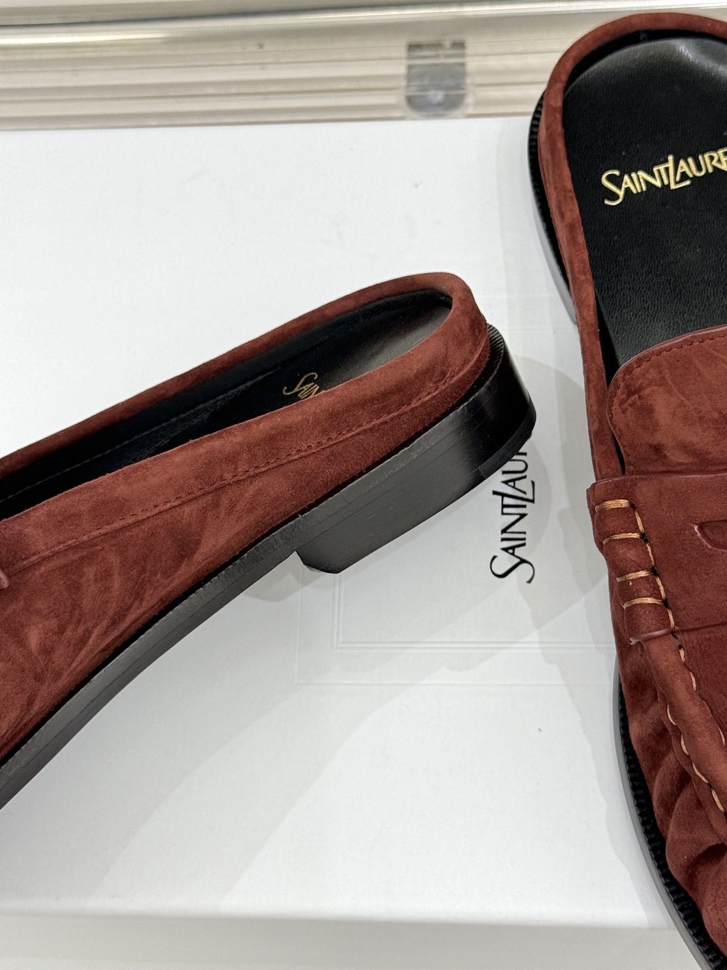 (备注:飞机盒加10)
Saint Lauren*YSL圣罗兰25ss新品
YSL小logo乐福鞋半拖