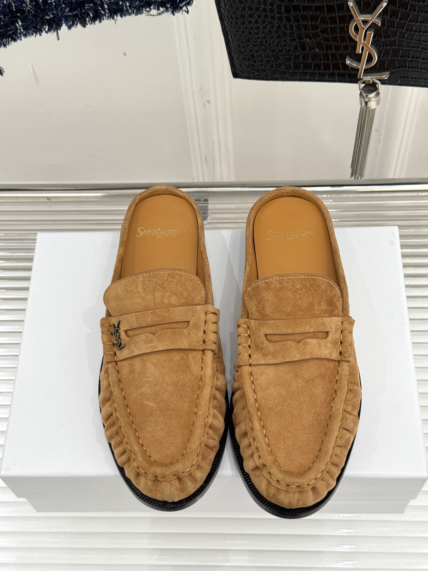 (备注:飞机盒加10)
Saint Lauren*YSL圣罗兰25ss新品
YSL小logo乐福鞋半拖