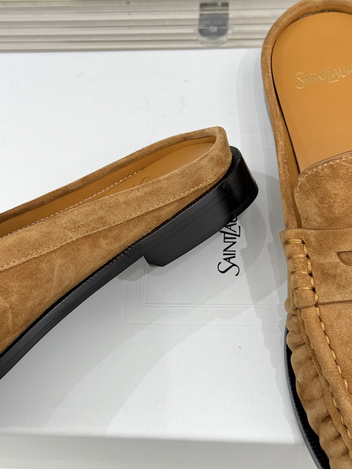 (备注:飞机盒加10)
Saint Lauren*YSL圣罗兰25ss新品
YSL小logo乐福鞋半拖