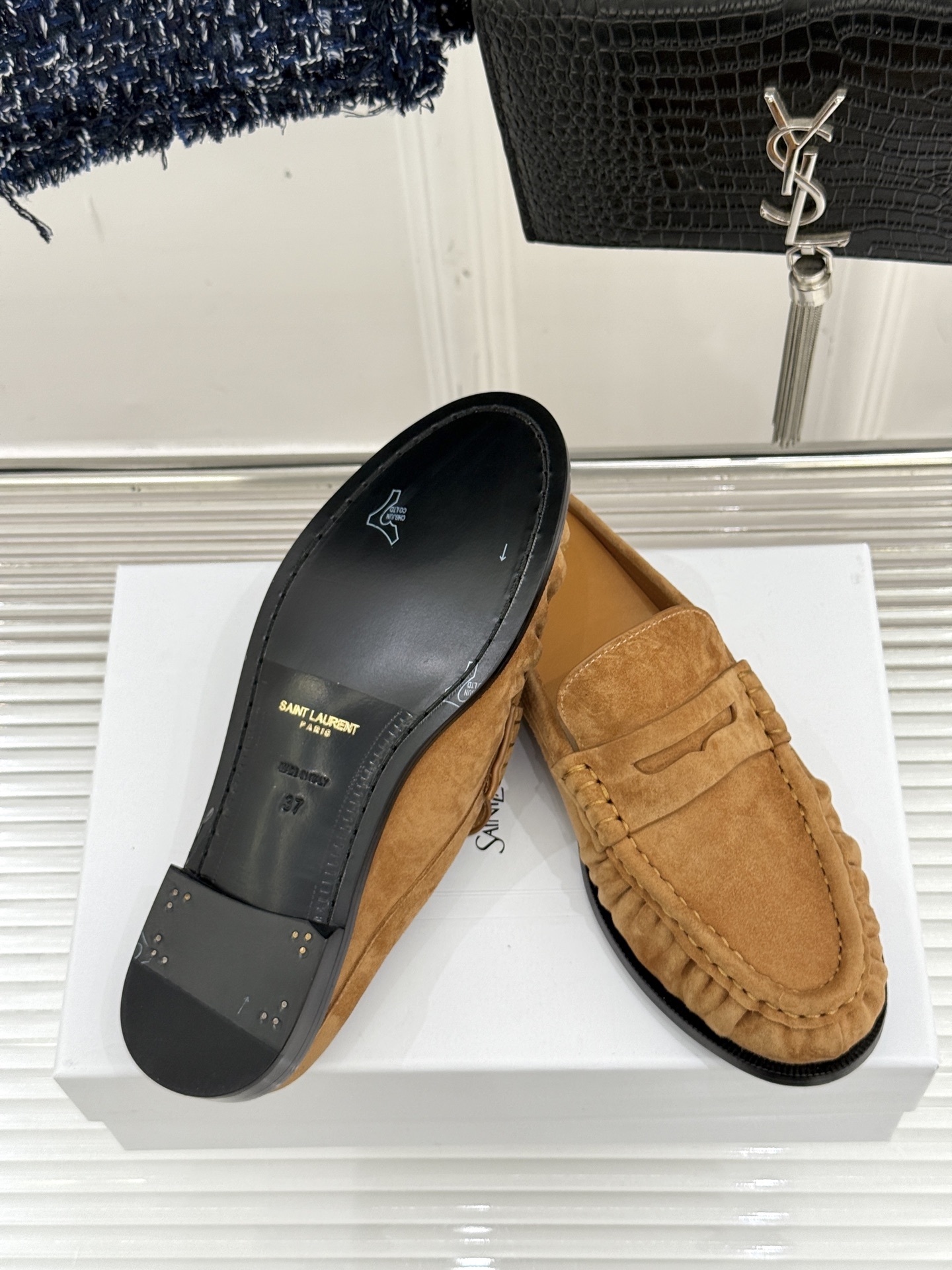 (备注:飞机盒加10)
Saint Lauren*YSL圣罗兰25ss新品
YSL小logo乐福鞋半拖