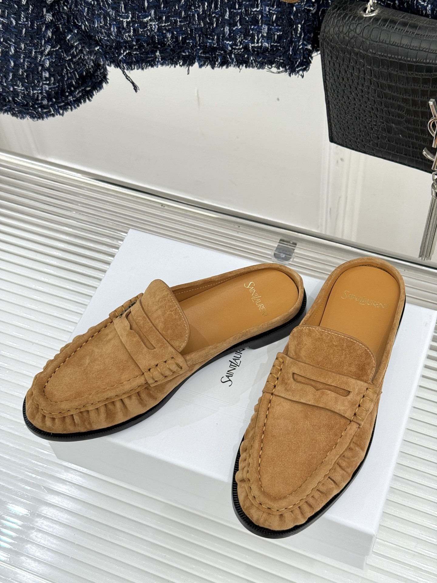 (备注:飞机盒加10)
Saint Lauren*YSL圣罗兰25ss新品
YSL小logo乐福鞋半拖