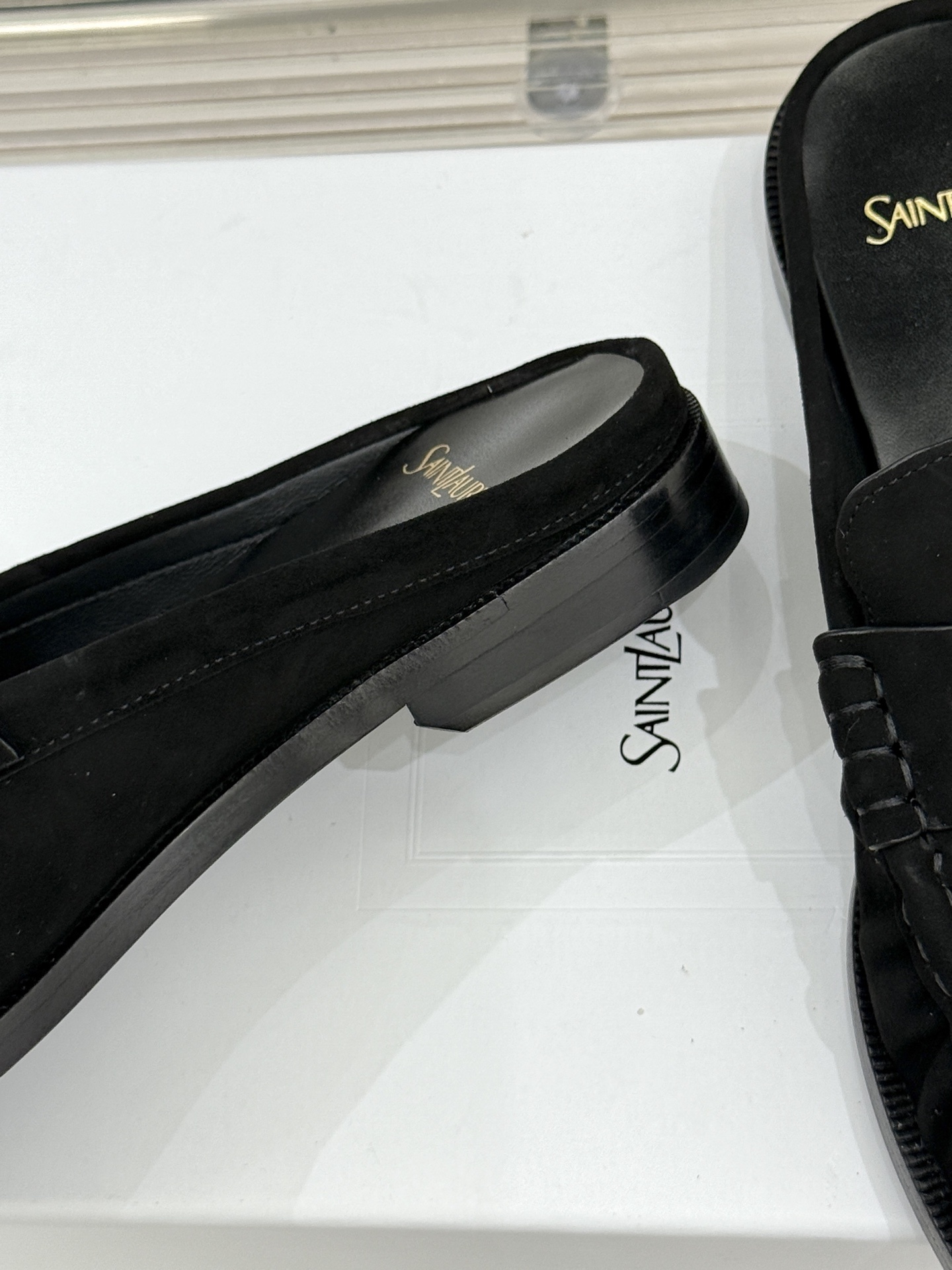 (备注:飞机盒加10)
Saint Lauren*YSL圣罗兰25ss新品
YSL小logo乐福鞋半拖