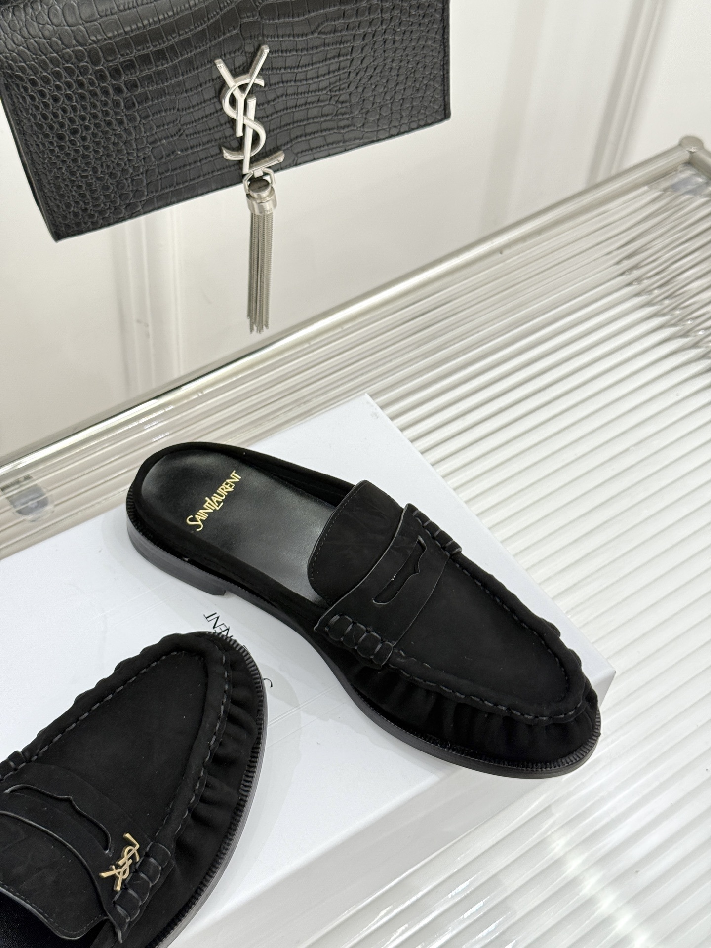 (备注:飞机盒加10)
Saint Lauren*YSL圣罗兰25ss新品
YSL小logo乐福鞋半拖