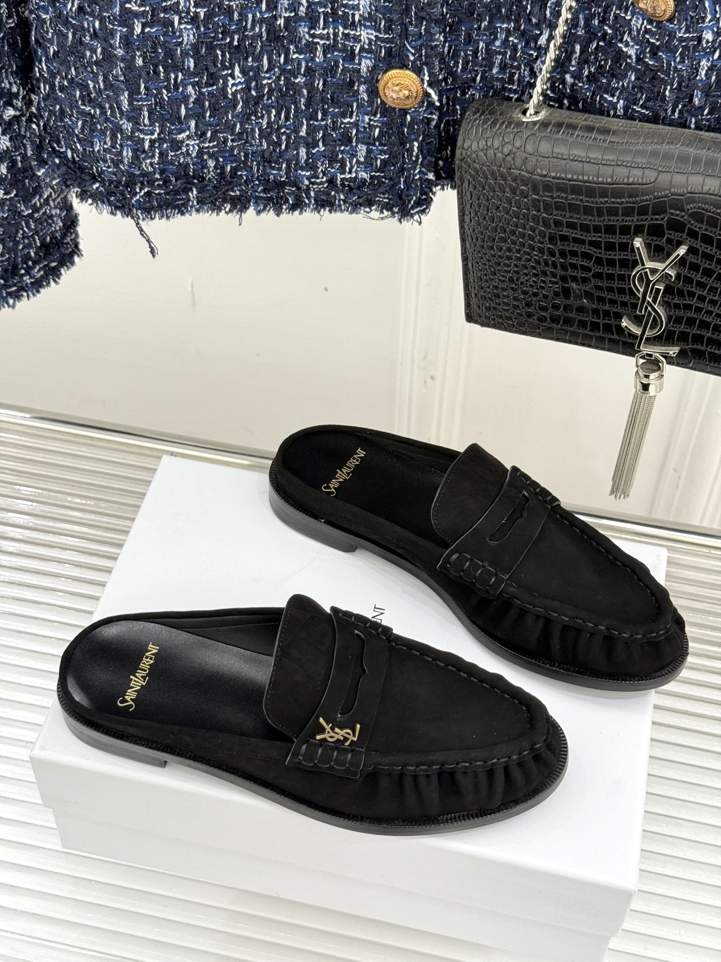 (备注:飞机盒加10)
Saint Lauren*YSL圣罗兰25ss新品
YSL小logo乐福鞋半拖