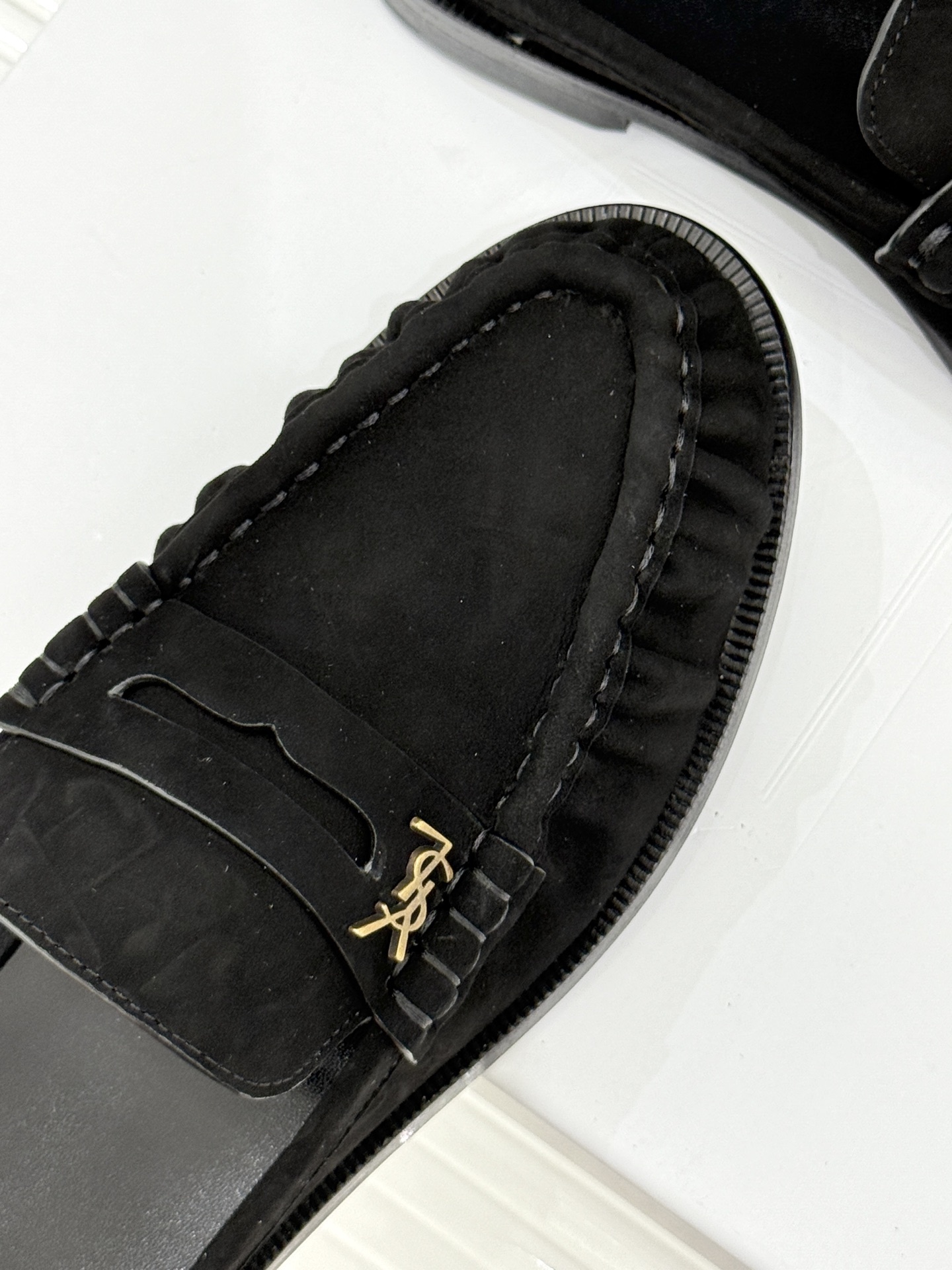 (备注:飞机盒加10)
Saint Lauren*YSL圣罗兰25ss新品
YSL小logo乐福鞋半拖
