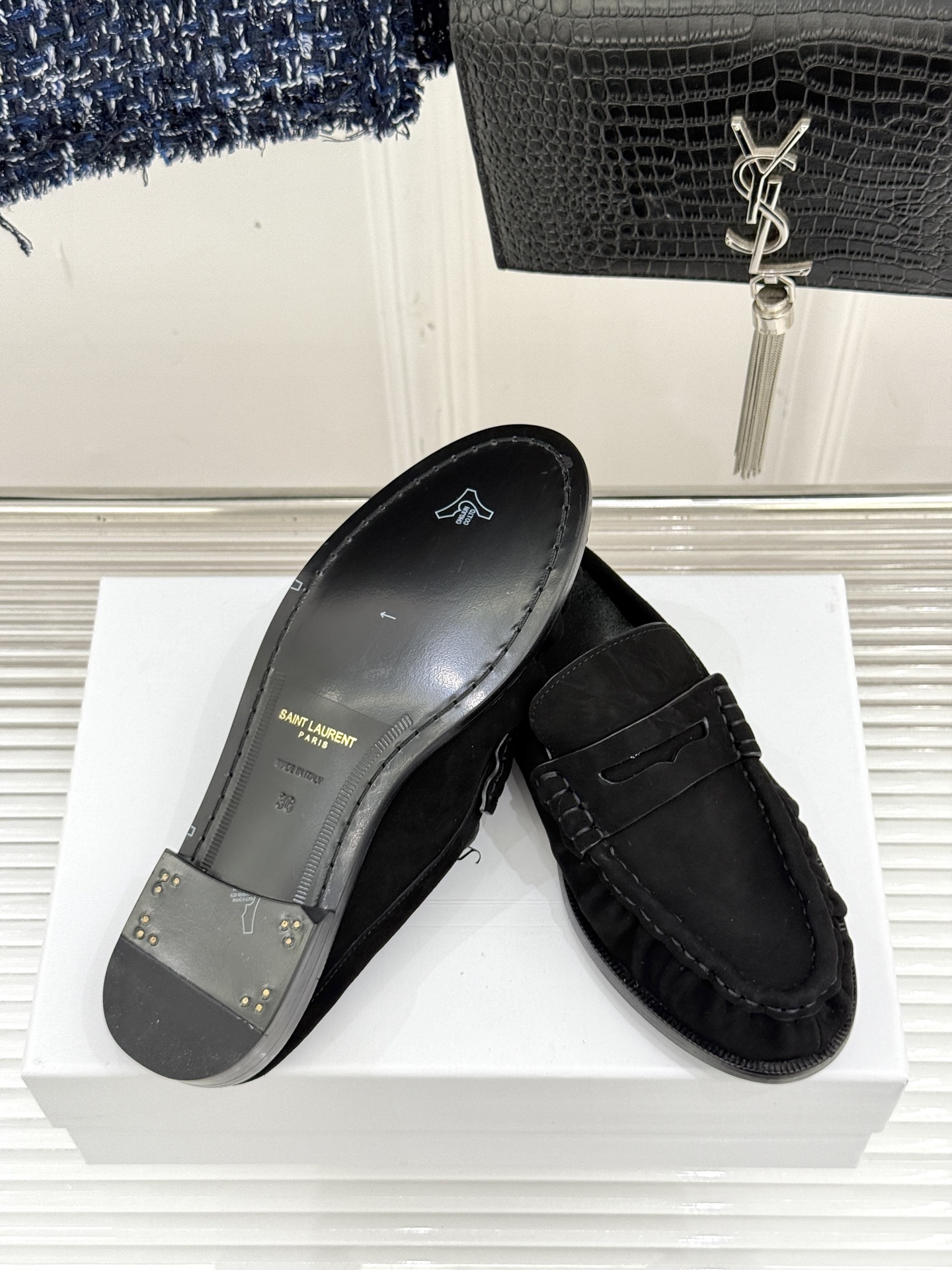 (备注:飞机盒加10)
Saint Lauren*YSL圣罗兰25ss新品
YSL小logo乐福鞋半拖