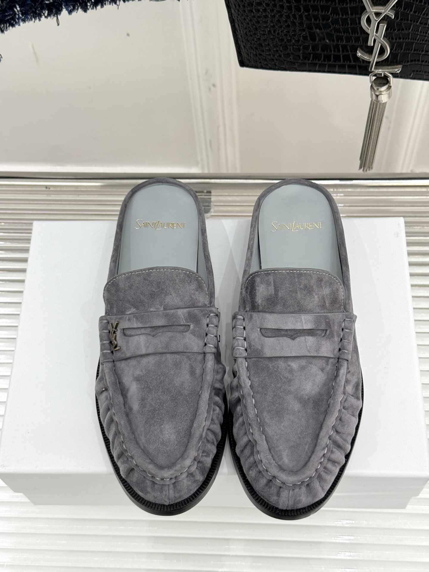 (备注:飞机盒加10)
Saint Lauren*YSL圣罗兰25ss新品
YSL小logo乐福鞋半拖