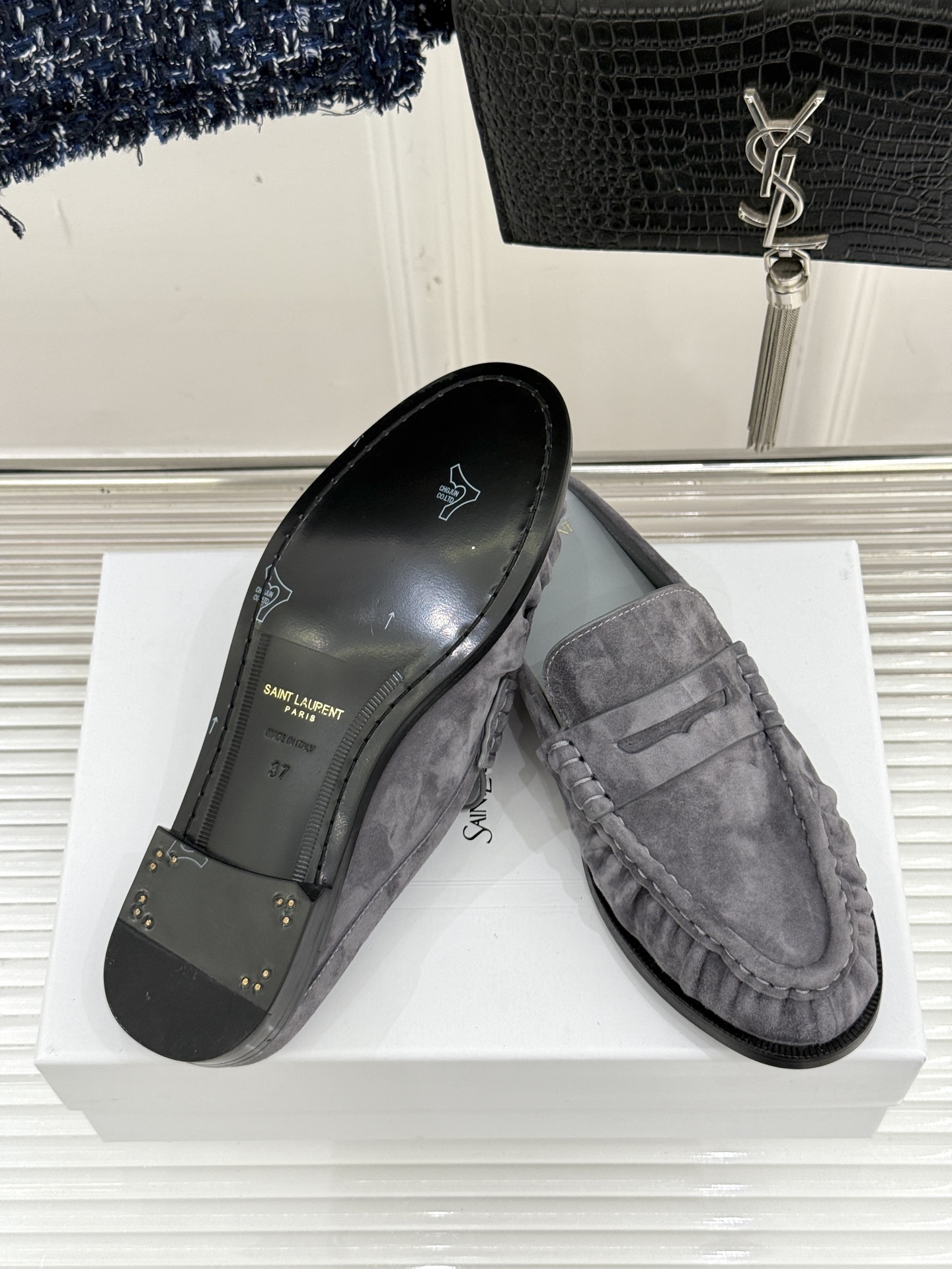 (备注:飞机盒加10)
Saint Lauren*YSL圣罗兰25ss新品
YSL小logo乐福鞋半拖