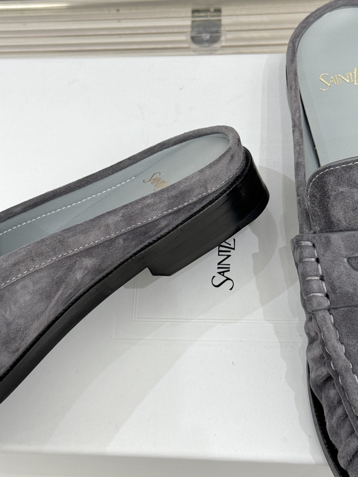 (备注:飞机盒加10)
Saint Lauren*YSL圣罗兰25ss新品
YSL小logo乐福鞋半拖