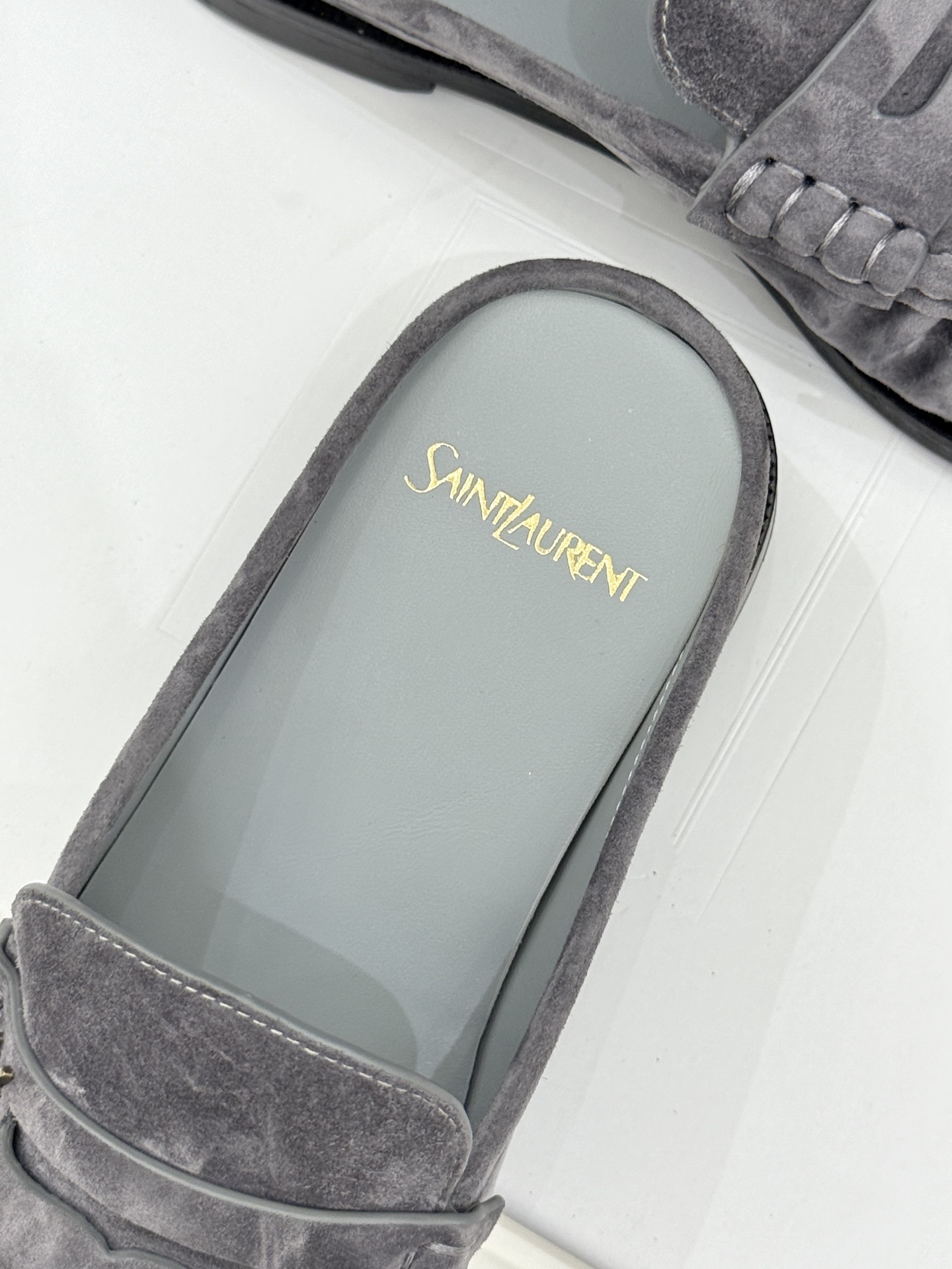 (备注:飞机盒加10)
Saint Lauren*YSL圣罗兰25ss新品
YSL小logo乐福鞋半拖