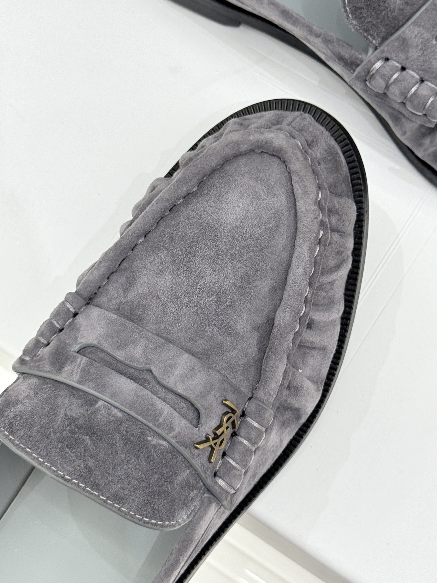 (备注:飞机盒加10)
Saint Lauren*YSL圣罗兰25ss新品
YSL小logo乐福鞋半拖