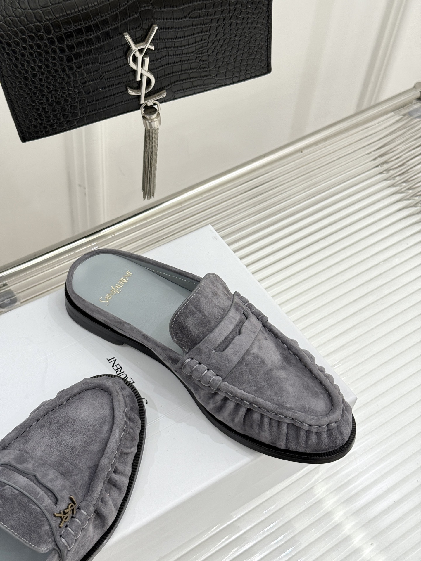 (备注:飞机盒加10)
Saint Lauren*YSL圣罗兰25ss新品
YSL小logo乐福鞋半拖