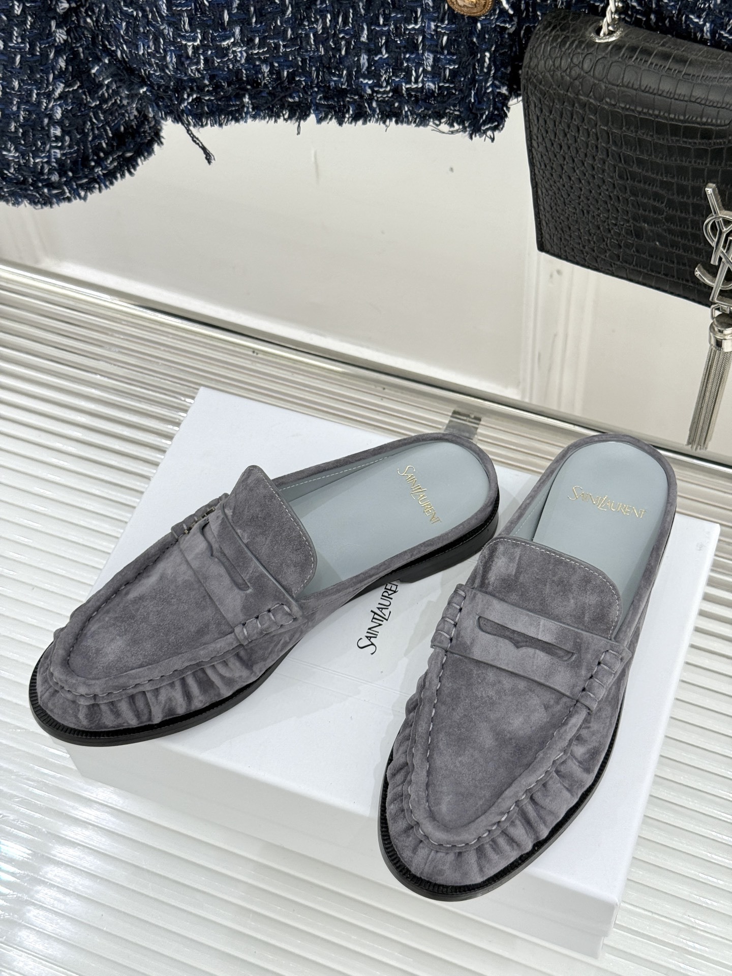 (备注:飞机盒加10)
Saint Lauren*YSL圣罗兰25ss新品
YSL小logo乐福鞋半拖