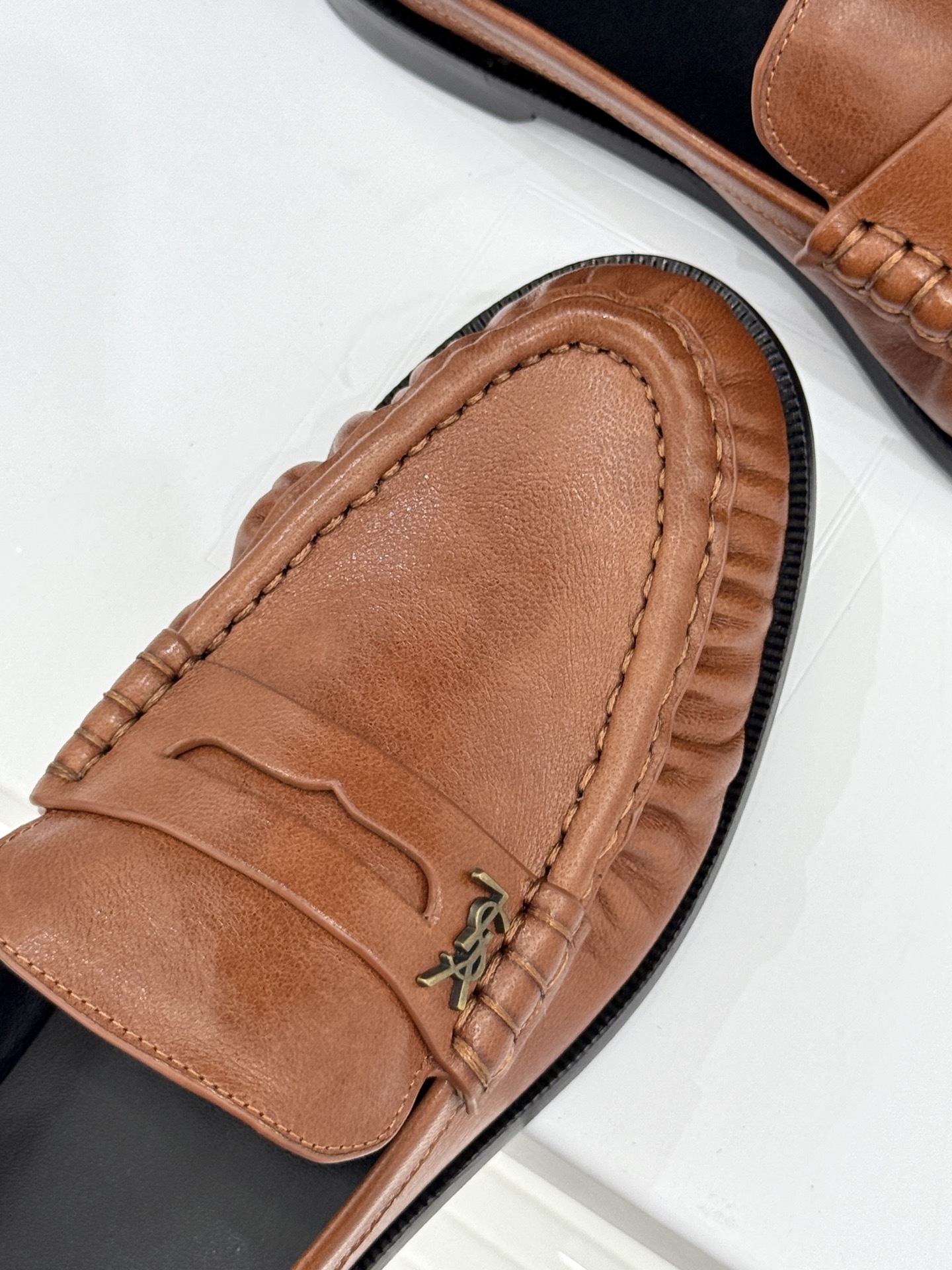 (备注:飞机盒加10)
Saint Lauren*YSL圣罗兰25ss新品
YSL小logo乐福鞋半拖