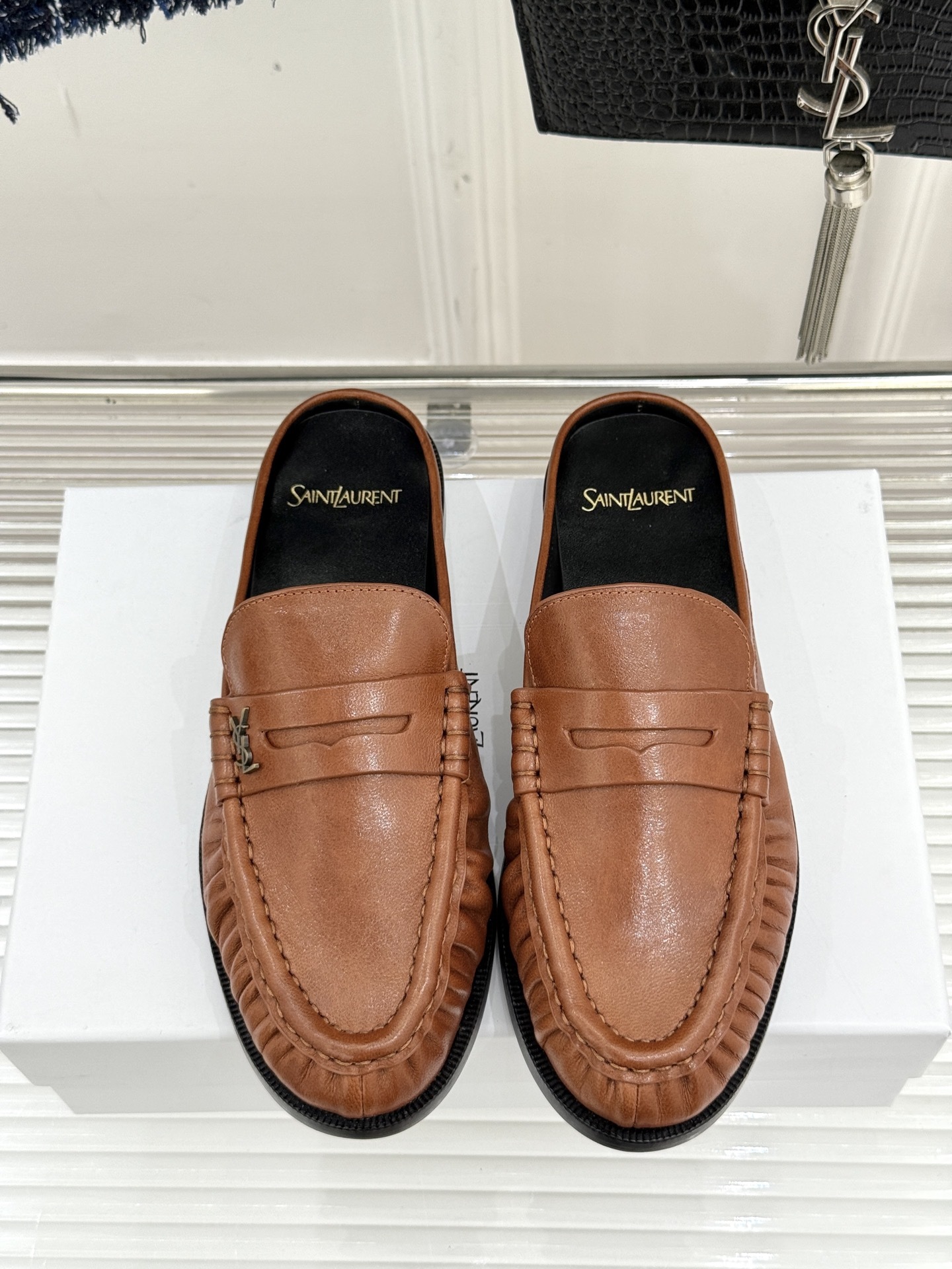 (备注:飞机盒加10)
Saint Lauren*YSL圣罗兰25ss新品
YSL小logo乐福鞋半拖