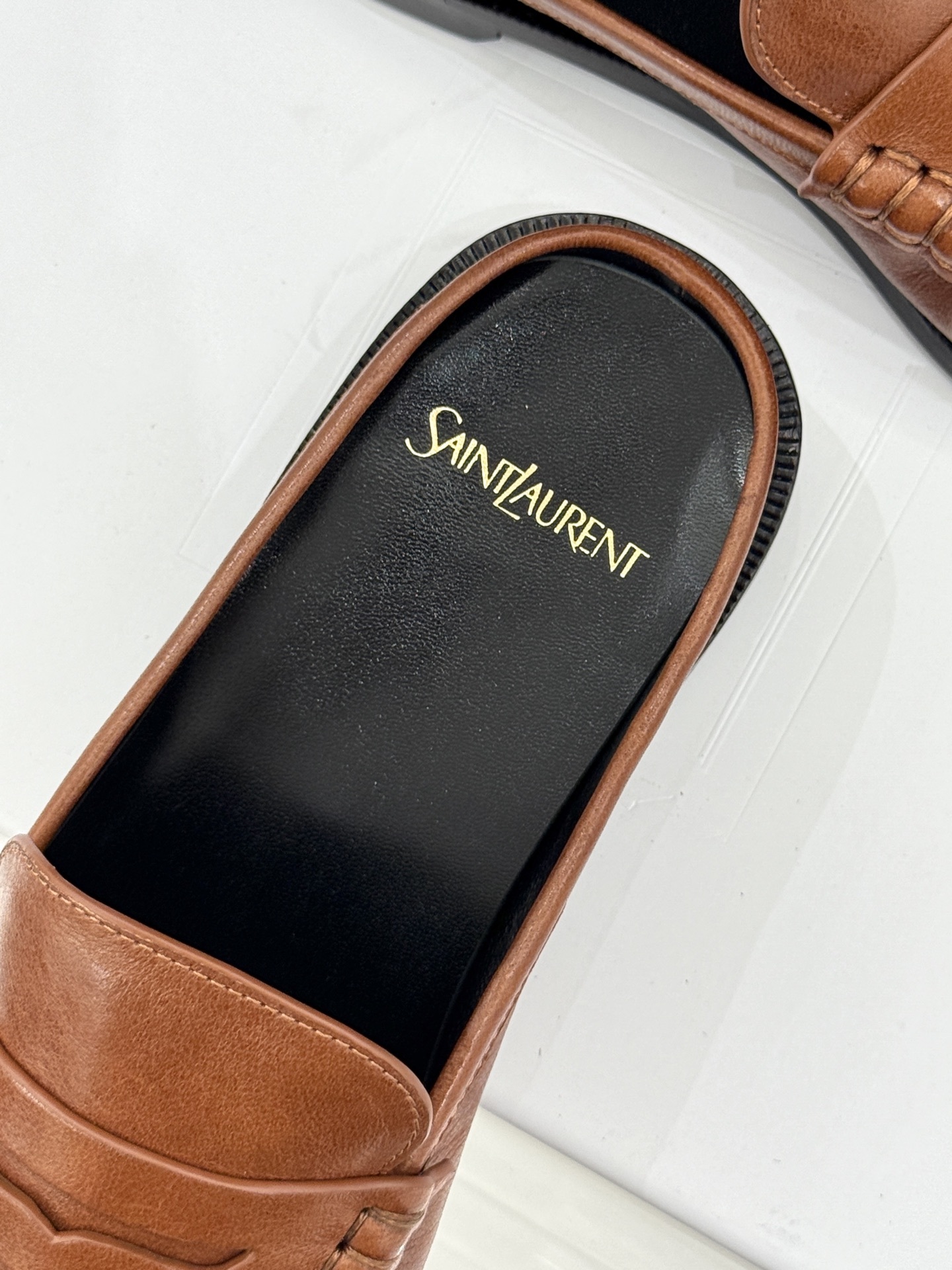 (备注:飞机盒加10)
Saint Lauren*YSL圣罗兰25ss新品
YSL小logo乐福鞋半拖