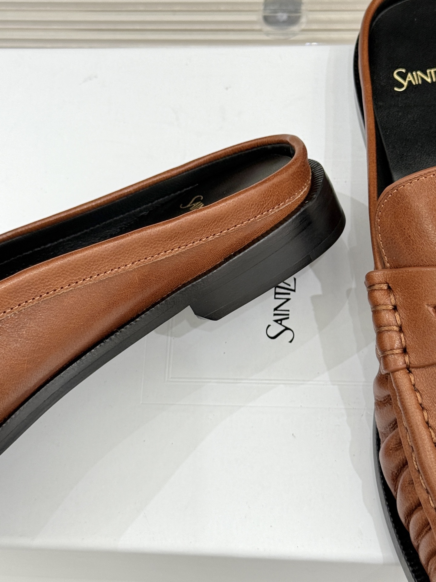 (备注:飞机盒加10)
Saint Lauren*YSL圣罗兰25ss新品
YSL小logo乐福鞋半拖