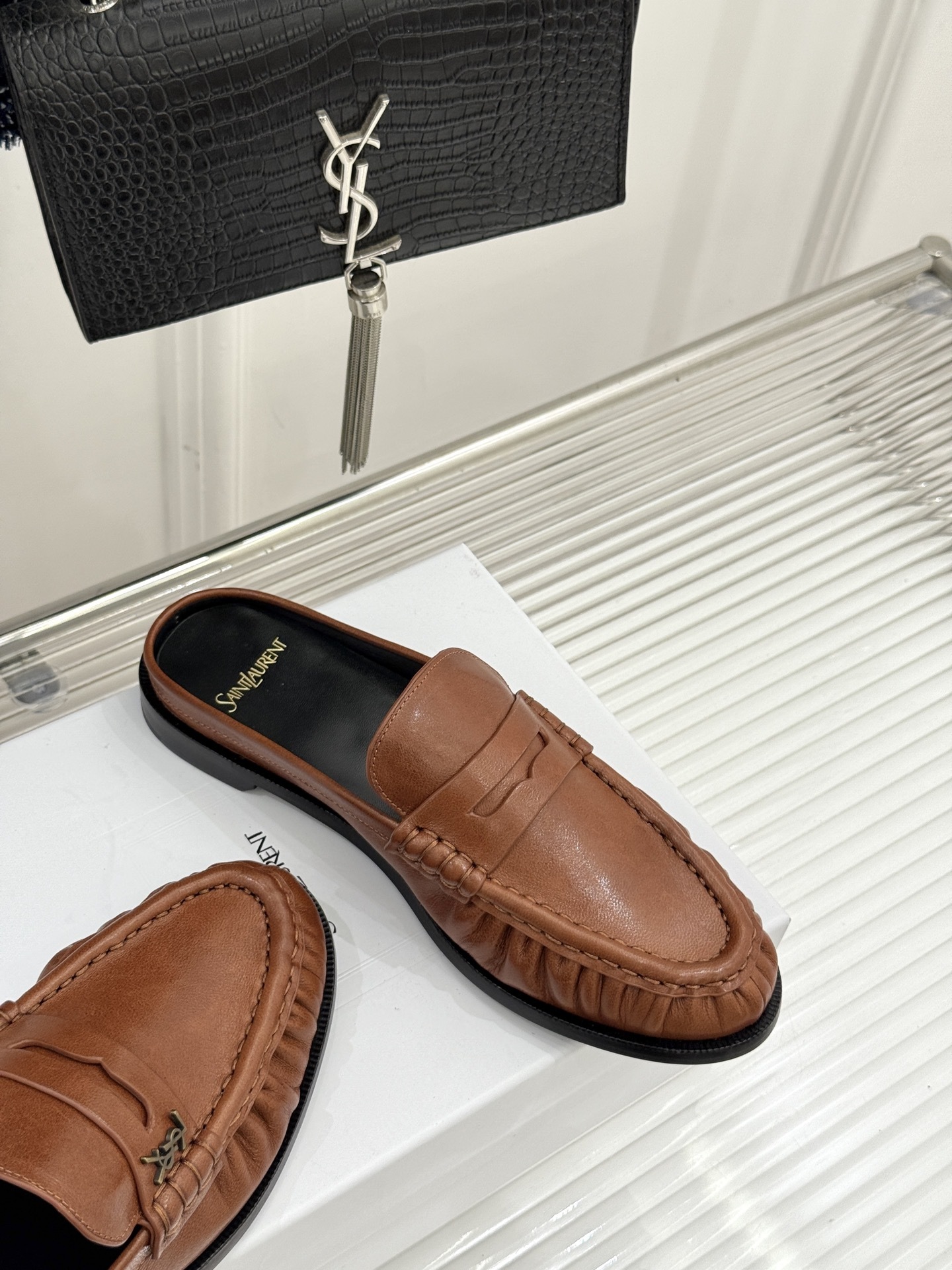 (备注:飞机盒加10)
Saint Lauren*YSL圣罗兰25ss新品
YSL小logo乐福鞋半拖