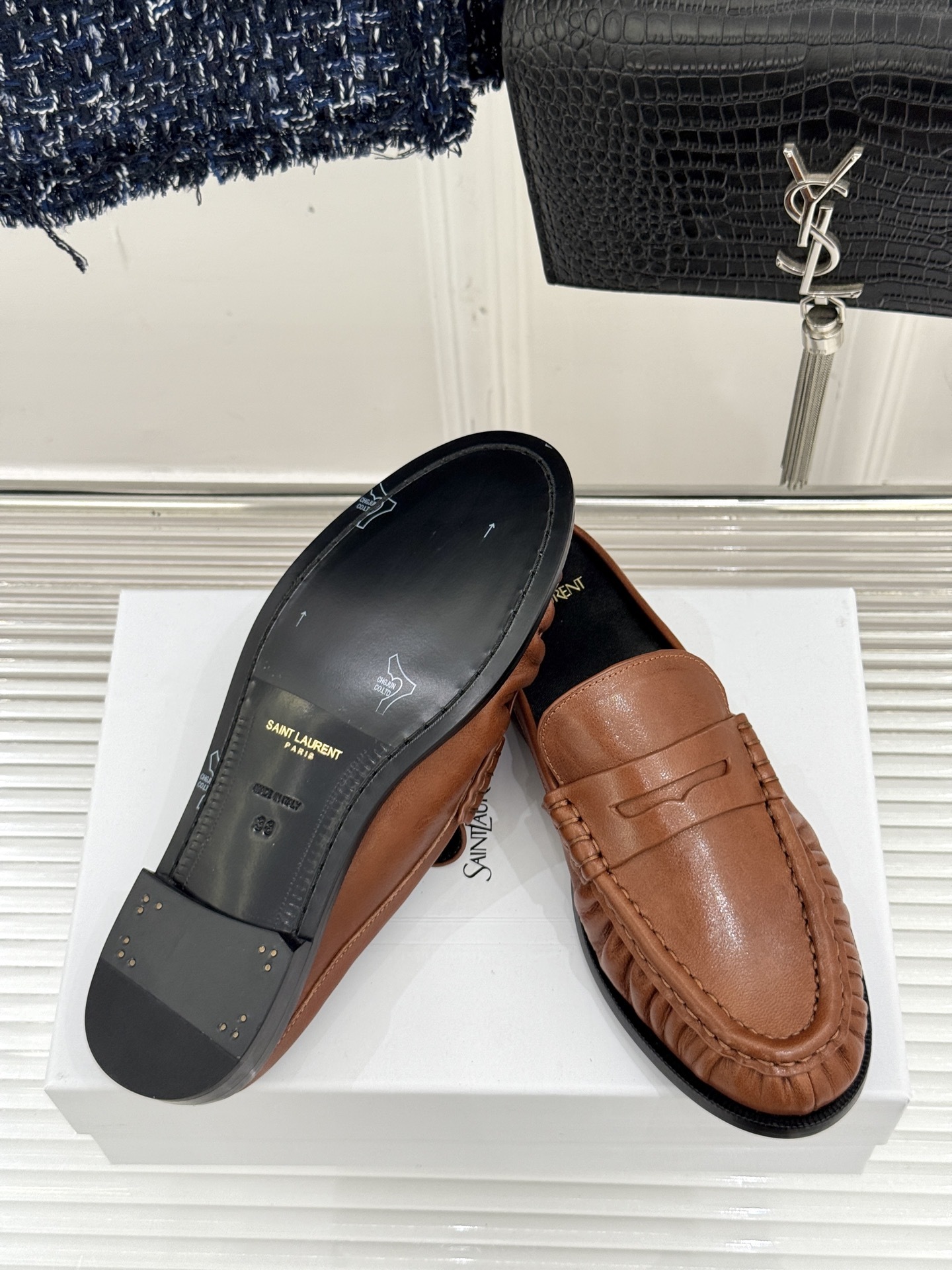 (备注:飞机盒加10)
Saint Lauren*YSL圣罗兰25ss新品
YSL小logo乐福鞋半拖