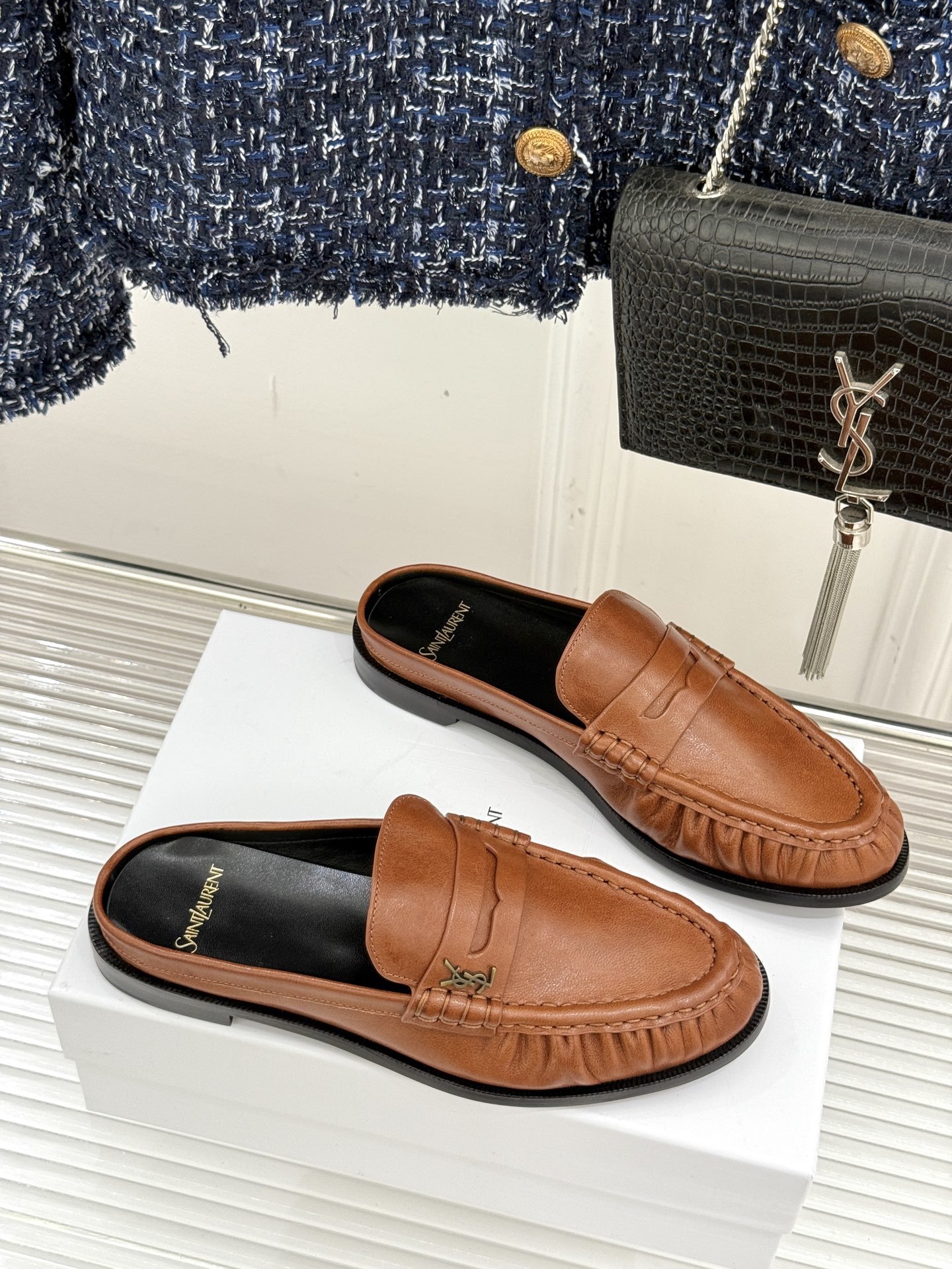 (备注:飞机盒加10)
Saint Lauren*YSL圣罗兰25ss新品
YSL小logo乐福鞋半拖